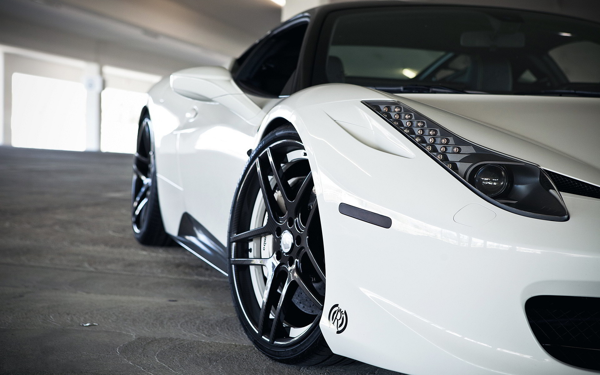 Ferrari 458 Italia, Bianco, Cerchi neri, Parcheggio, 1920x1200, sfondo per PC