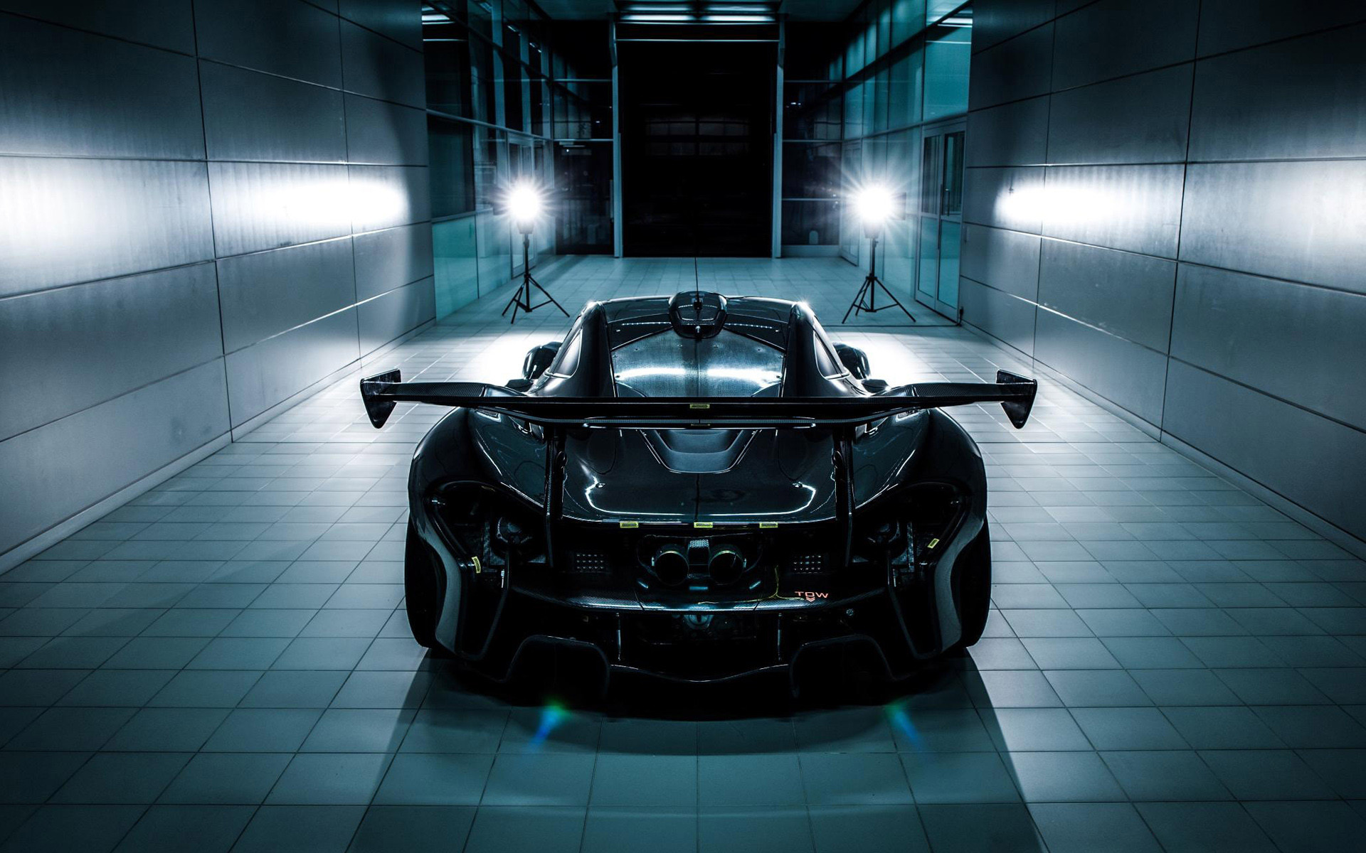 McLaren P1 GTR, Vista posteriore, Garage, Luci, Full HD, wallpaper per portatile