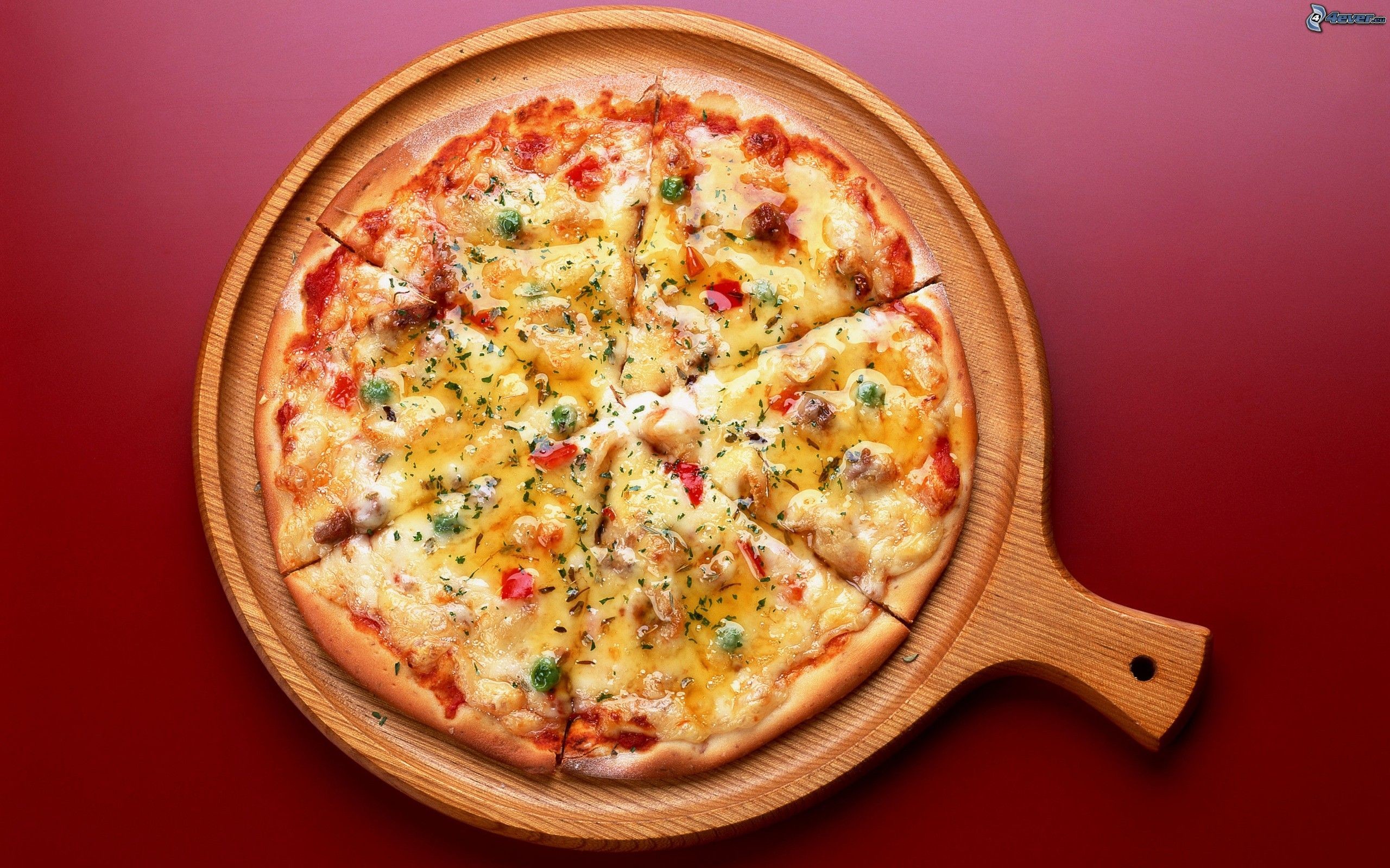 Pizza, Tagliere, Sfondo rosso, 2560x1600, wallpaper desktop