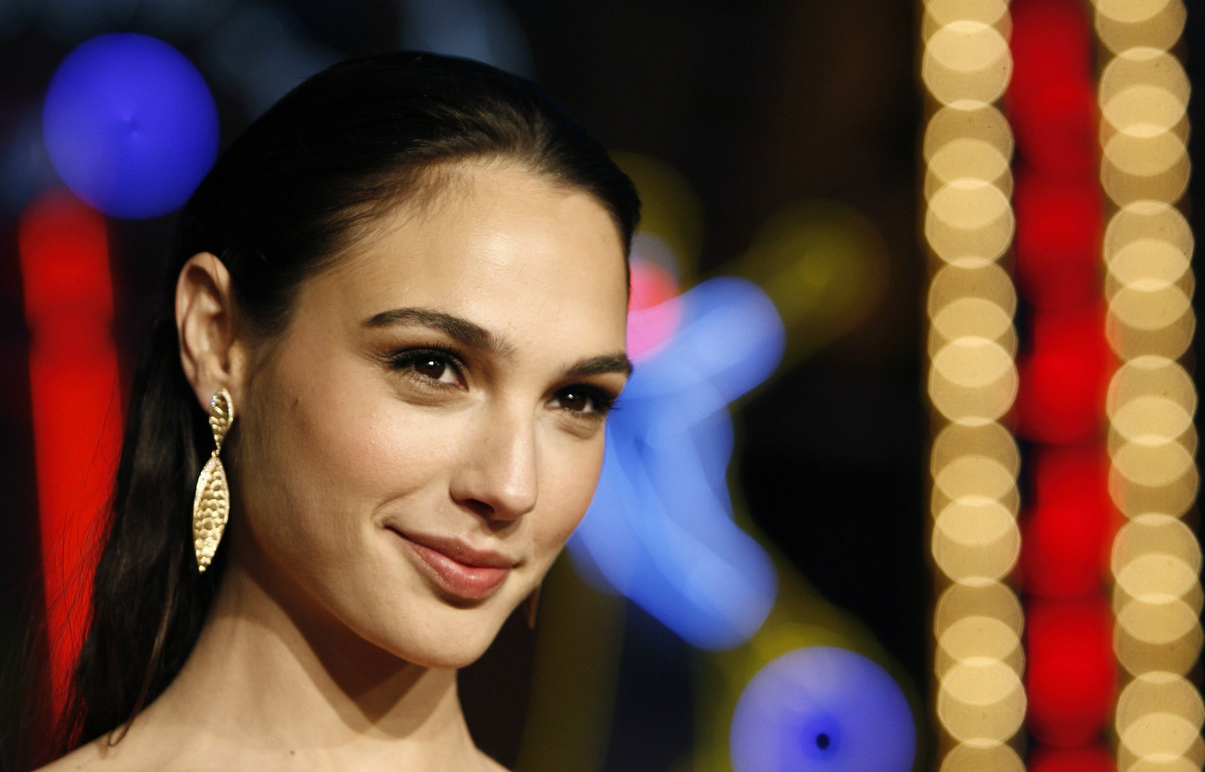 Gal Gadot, Bokeh, Orecchini dorati, Sorriso, Full HD, sfondo desktop