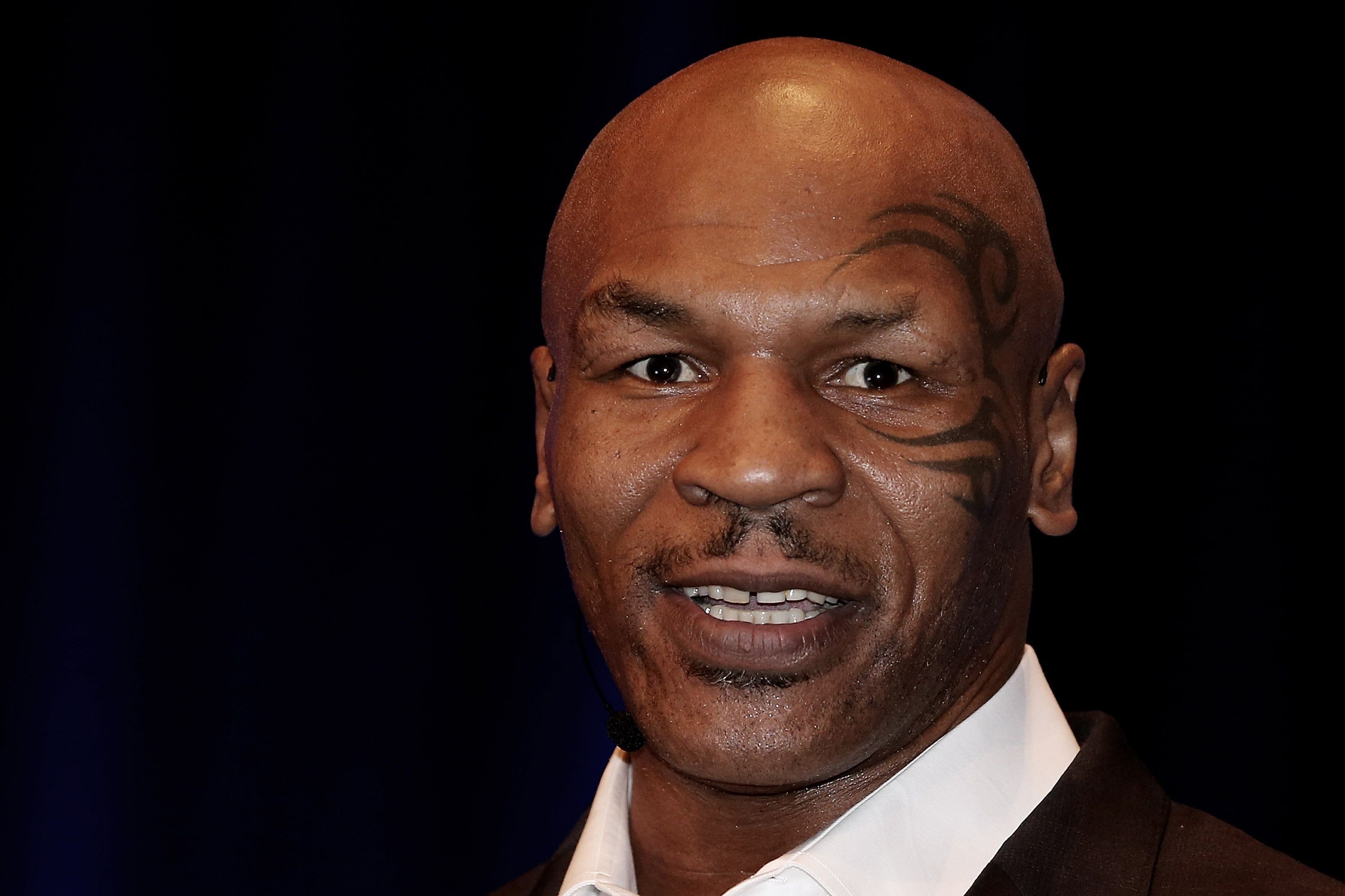 Mike Tyson, Tatuaggio sul viso, Sorriso, Ritratto, Sfondo nero, 2K, wallpaper per PC