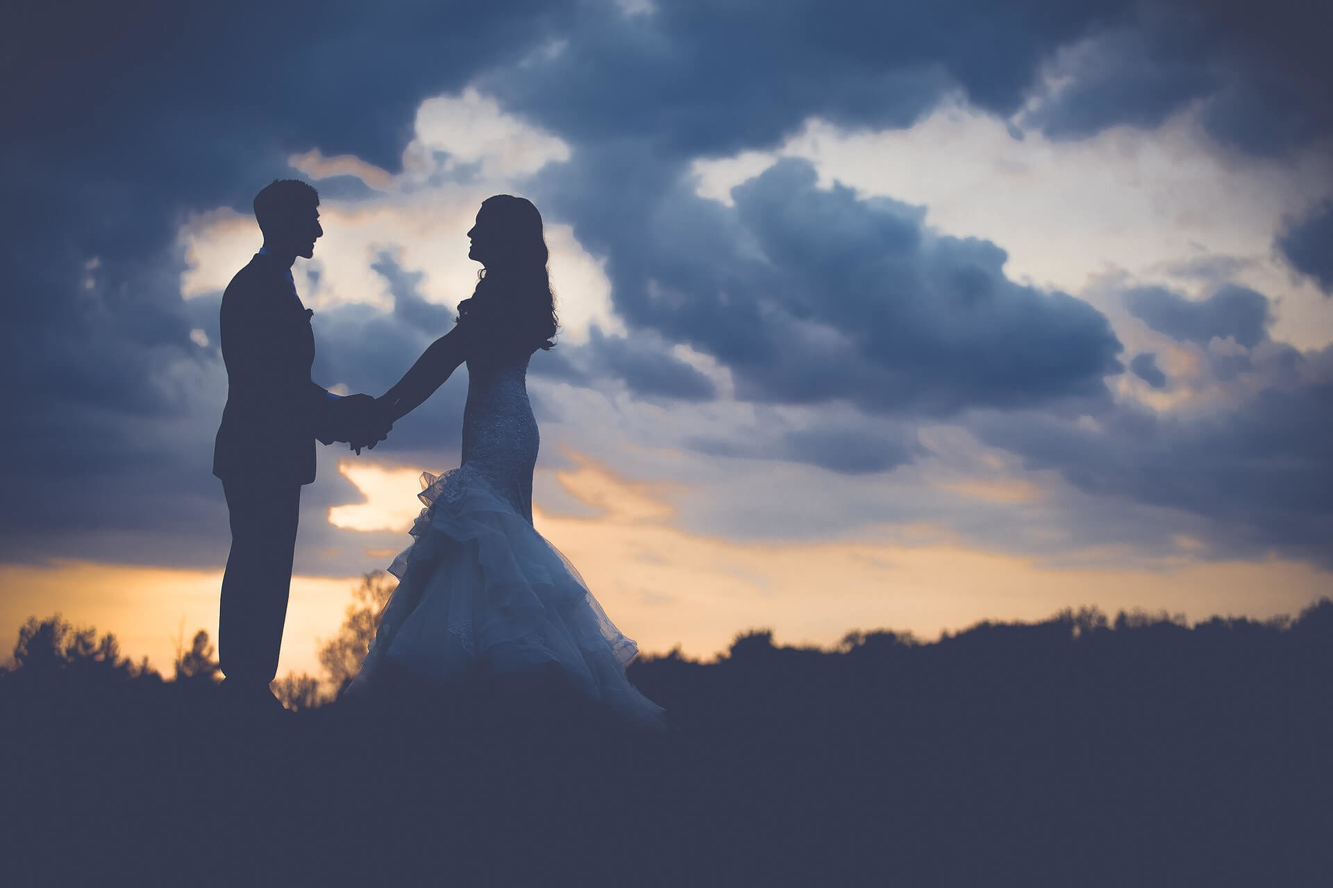 Sposi, Silhouette, Tramonto, Abito da sposa, Nuvole, Full HD, sfondo Windows 11