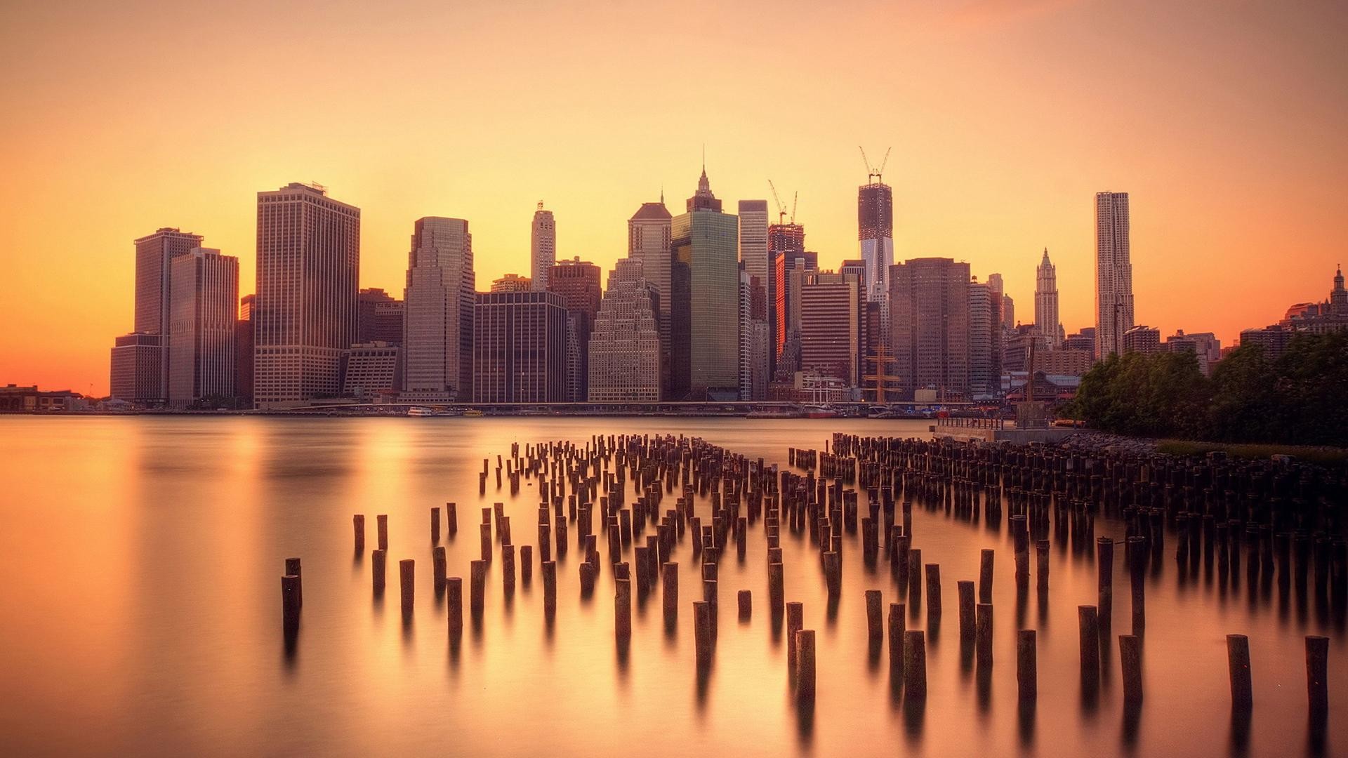 Lower Manhattan, New York, Brooklyn Bridge Park, Pali nel fiume, Tramonto, sfondo Windows 11