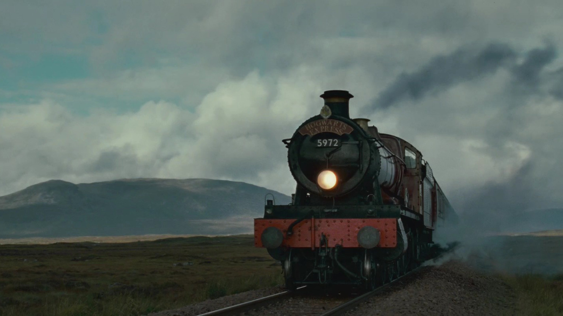 Espresso per Hogwarts, Hogwarts Express, Harry Potter, Locomotiva a vapore, Brughiera, Cielo nuvoloso, sfondo 1080p