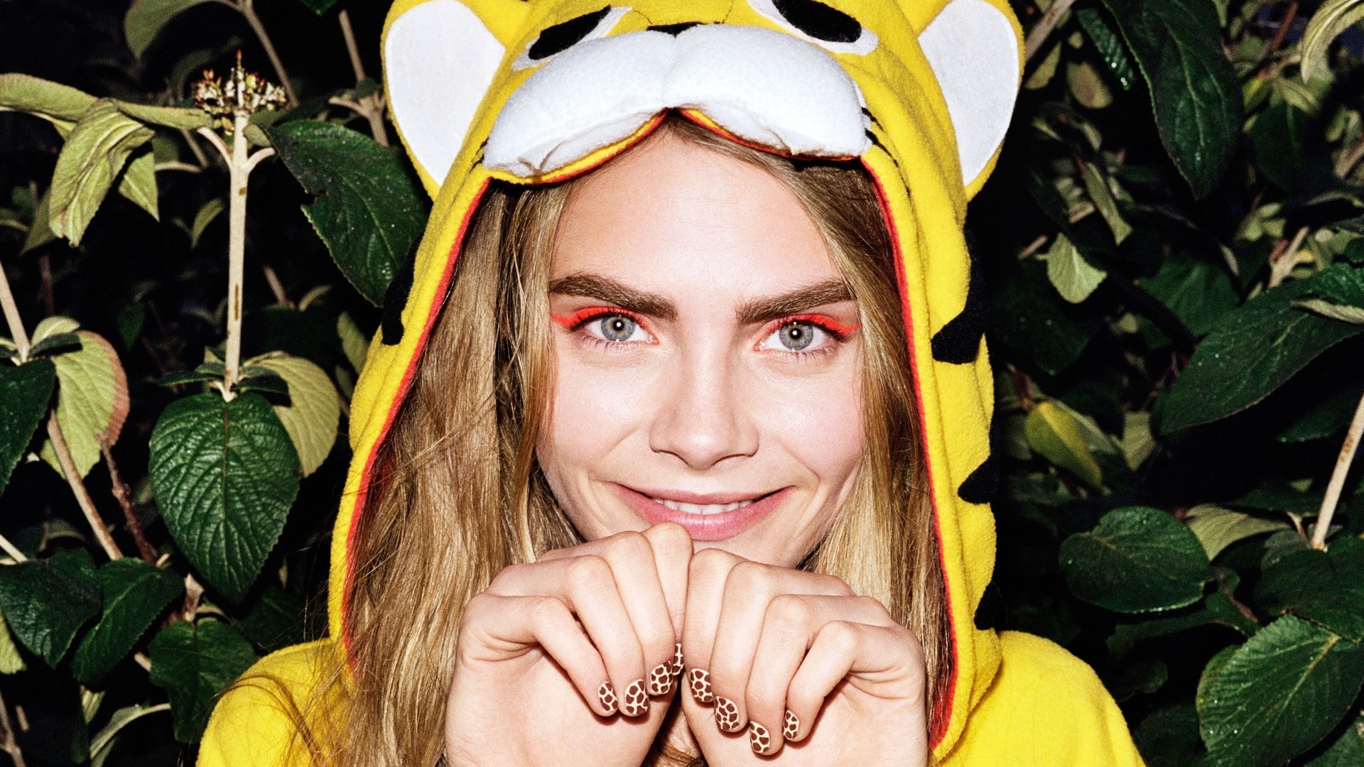 Cara Delevingne, Costume da tigre, Sorriso, Foglie, Full HD 1080p, sfondo desktop