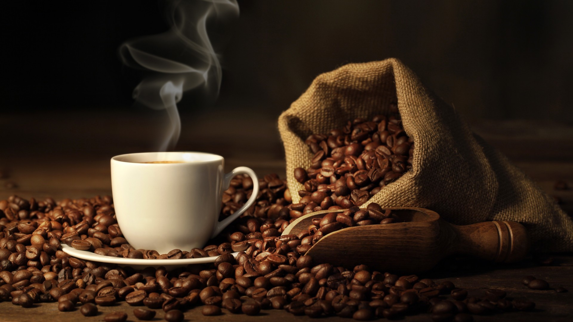 Tazza di caffè, Chicchi di caffè, Sacco di juta, Vapore, Sfondo scuro, wallpaper 1920x1080