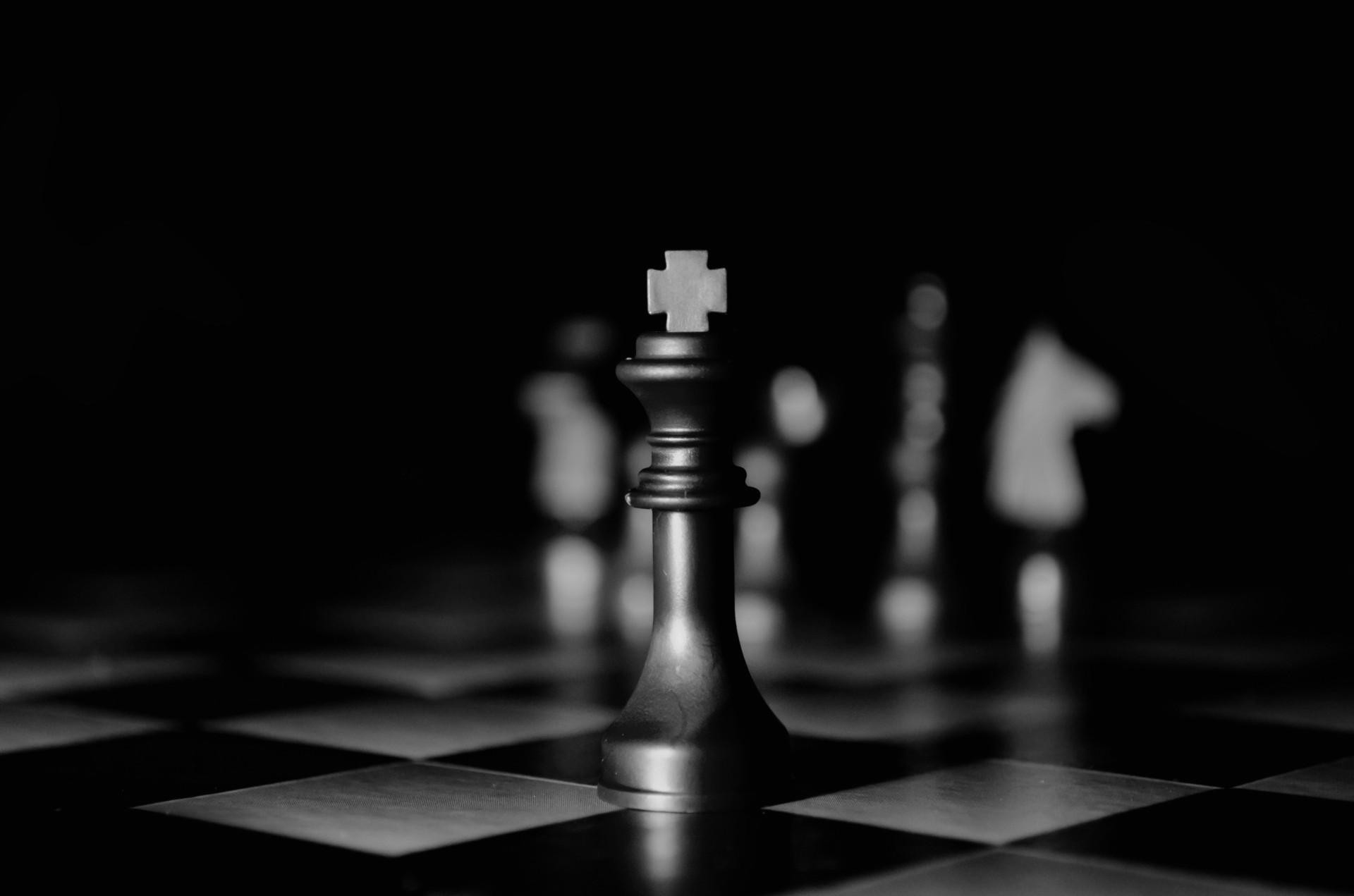 Re, Scacchiera, Sfondo nero, Bianco e nero, Full HD, wallpaper per PC