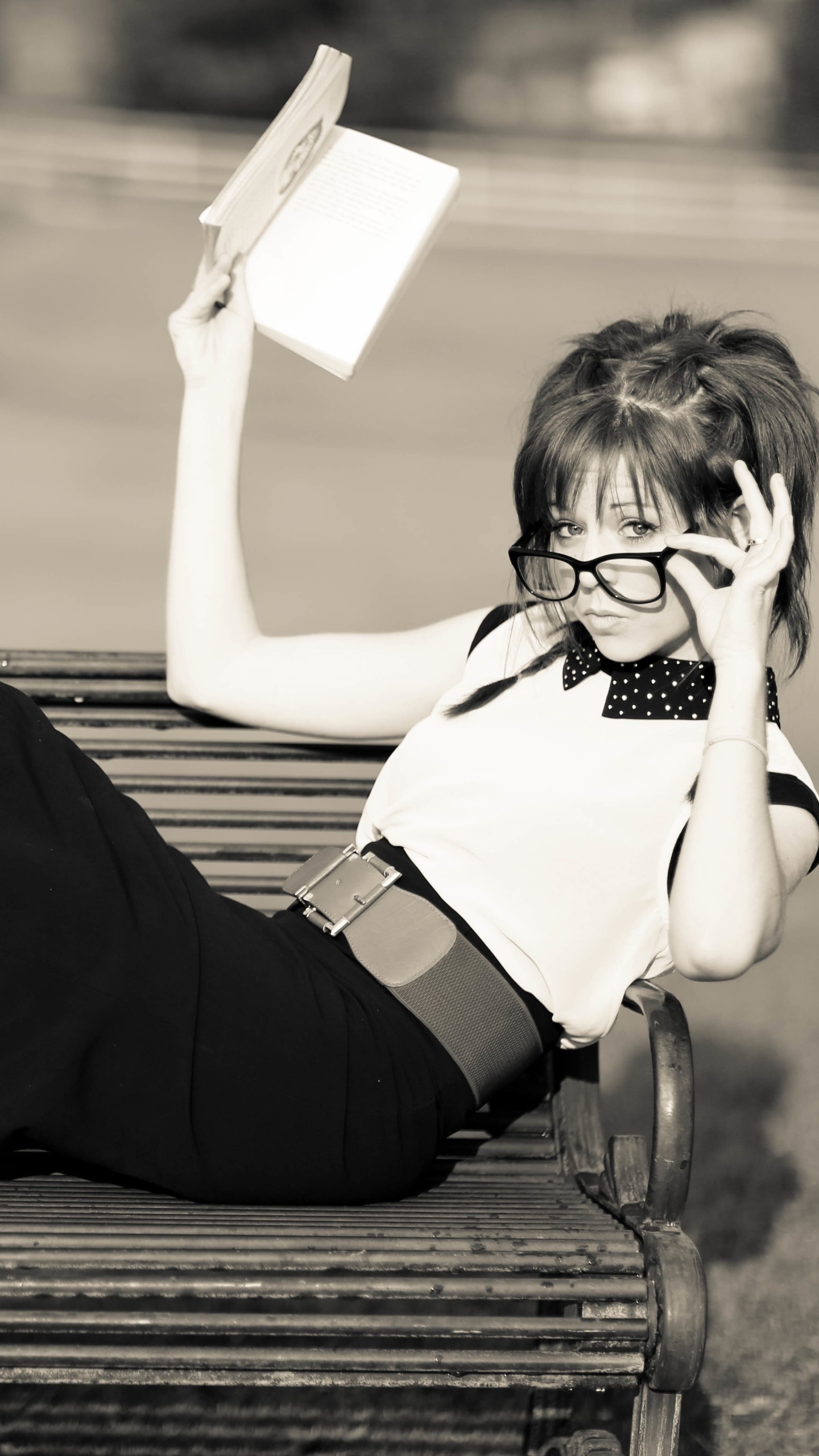 Lindsey Stirling, Panchina, Libro, Bianco e nero, QHD+, sfondo verticale per cellulare