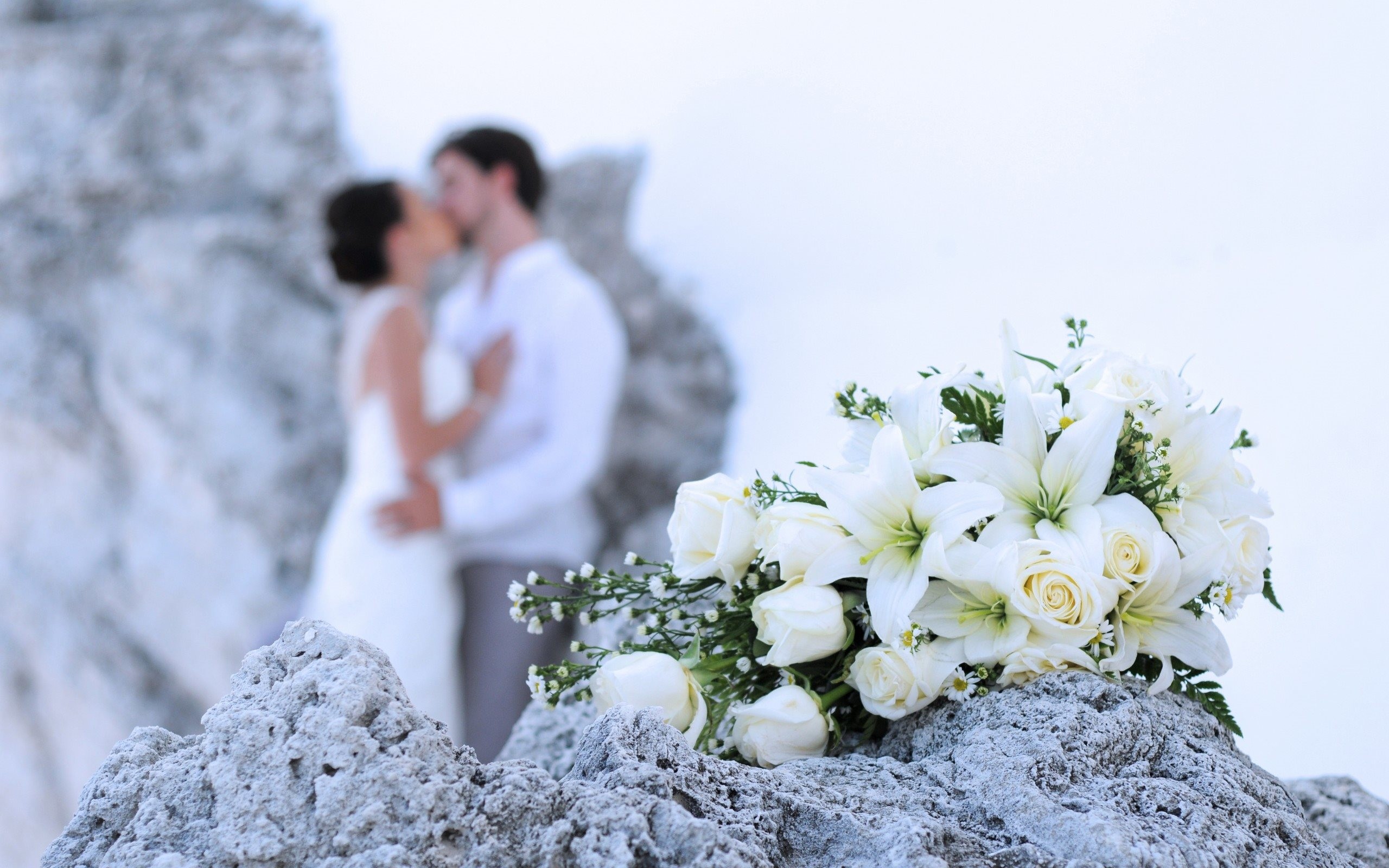 Sposi, Bacio, Bouquet di gigli, Abito da sposa, Rocce, 2K, sfondo per portatile