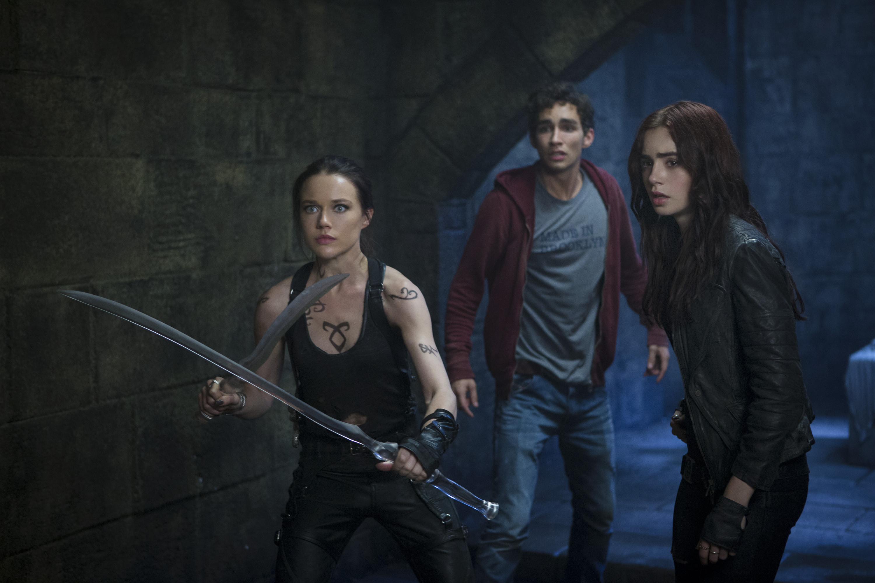 Shadowhunters: Città di ossa, Jemima West, Robert Sheehan, Lily Collins, Frusta, Isabelle Lightwood, immagine di sfondo
