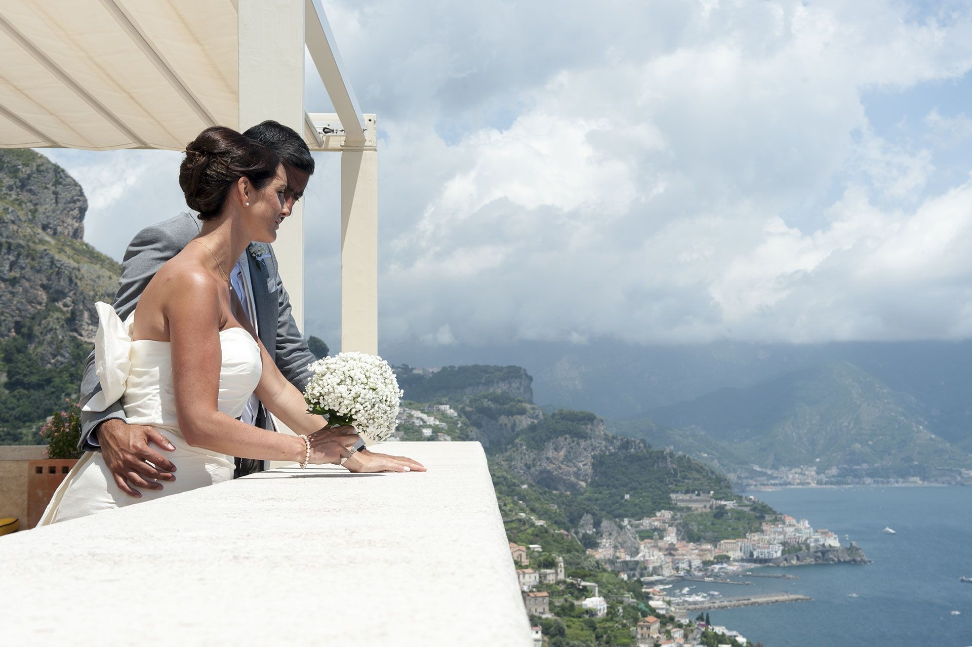 Sposi, Costiera Amalfitana, Terrazza, Mare, Abito da sposa, Full HD, sfondo desktop