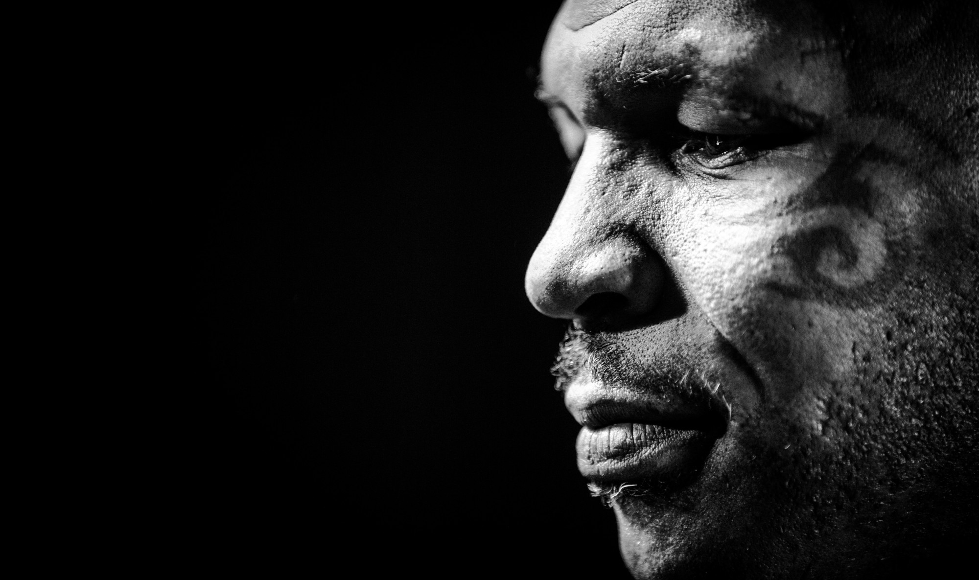 Mike Tyson, Tatuaggio sul viso, Profilo, Bianco e nero, Sfondo nero, wallpaper per portatile