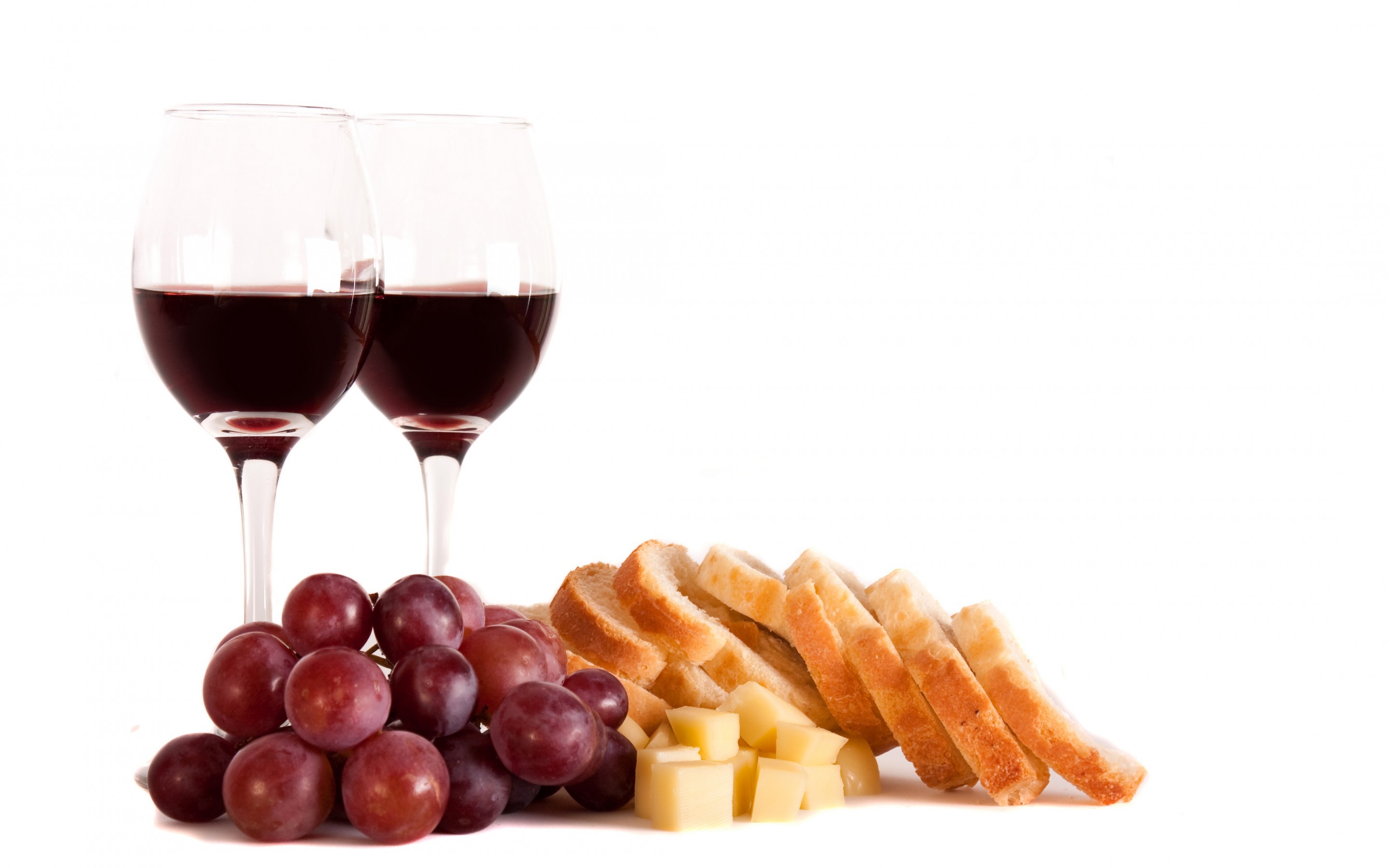 Calici di vino rosso, Uva rossa, Pane, Formaggio, Sfondo bianco, wallpaper Windows 11