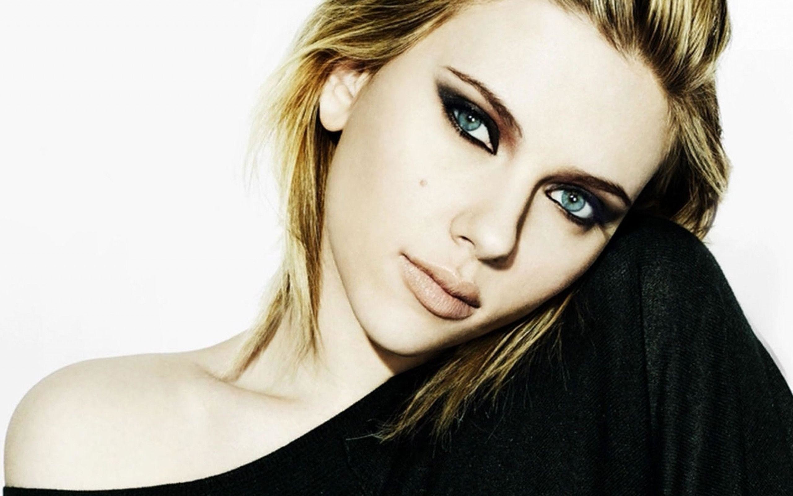 Scarlett Johansson, Ritratto, Occhi azzurri, Sfondo bianco, 16:10 2K, wallpaper widescreen