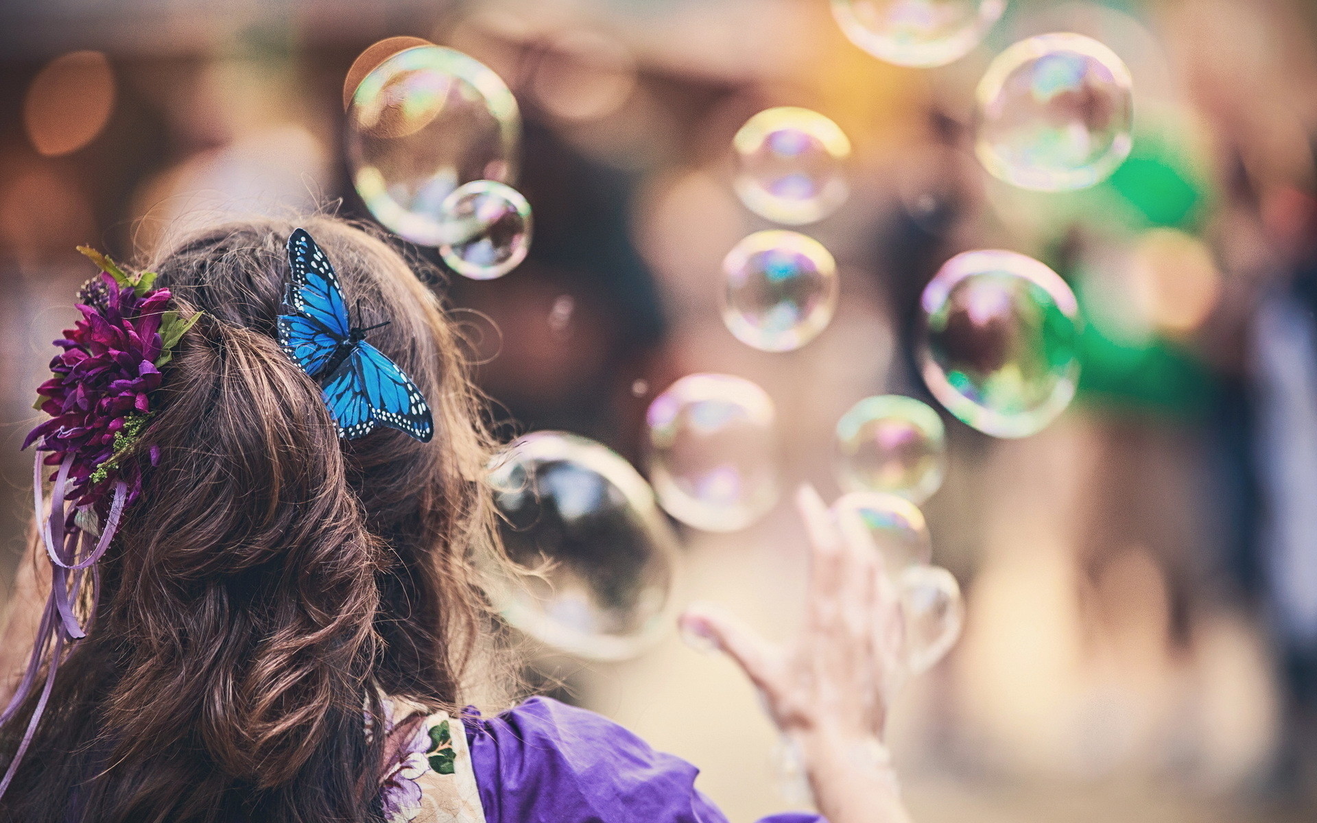 Bolle di sapone, Ragazza, Farfalla blu, Fiori nei capelli, Bokeh, sfondo widescreen Full HD