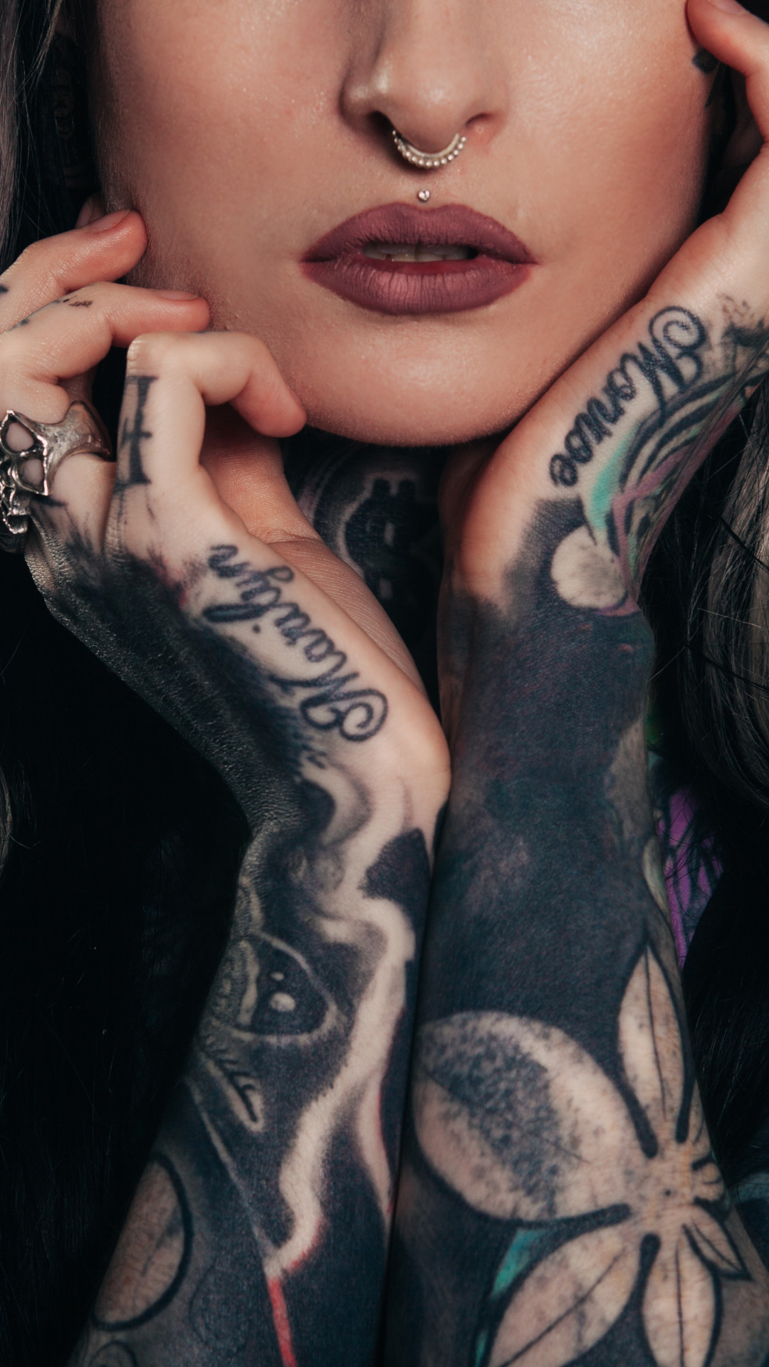 Donna tatuata, Mani tatuate, Piercing al naso, Rossetto, Full HD, sfondo verticale per cellulare