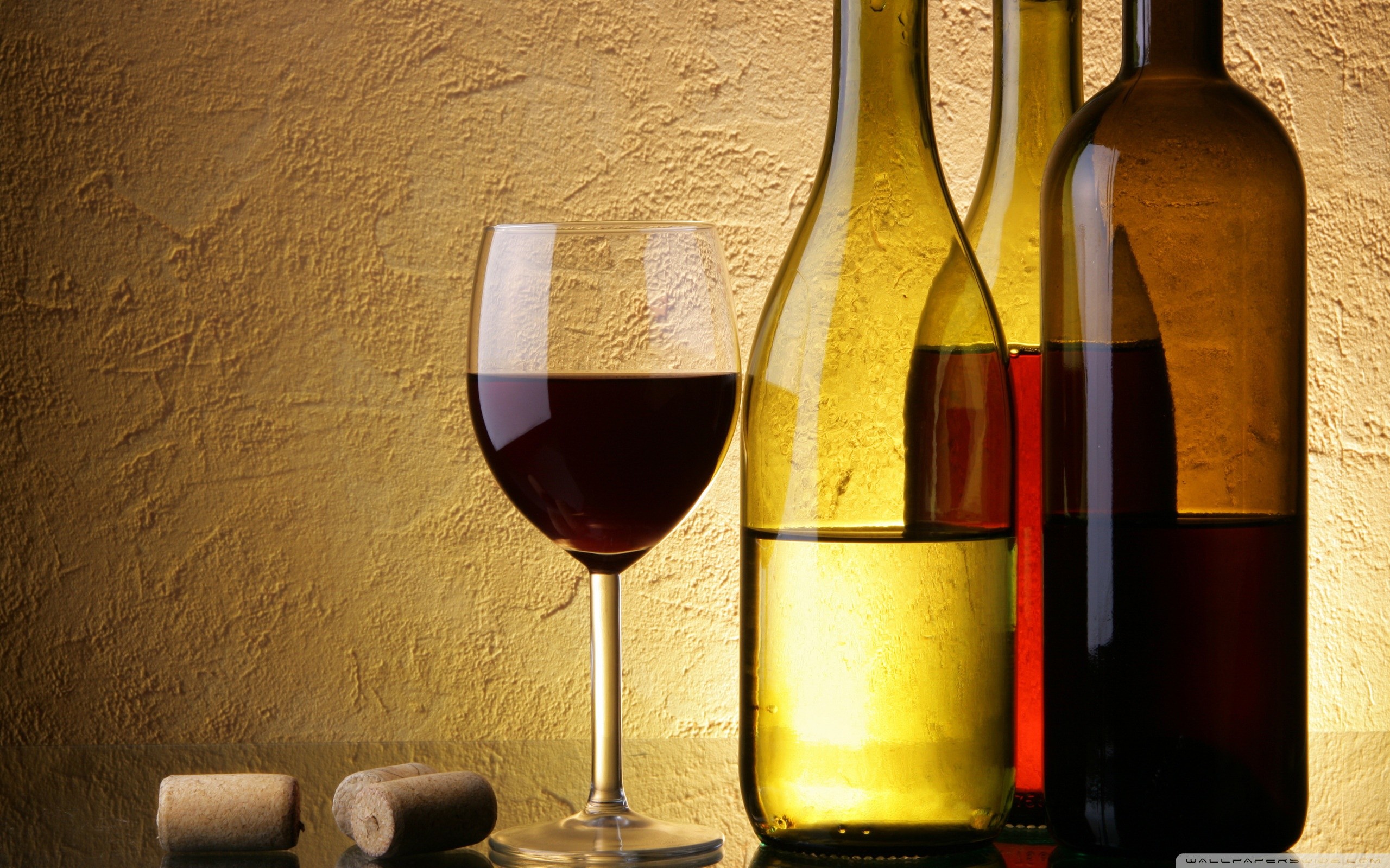 Bottiglie di vino, Calice di vino rosso, Tappi di sughero, Natura morta, sfondo 2560x1600 per PC