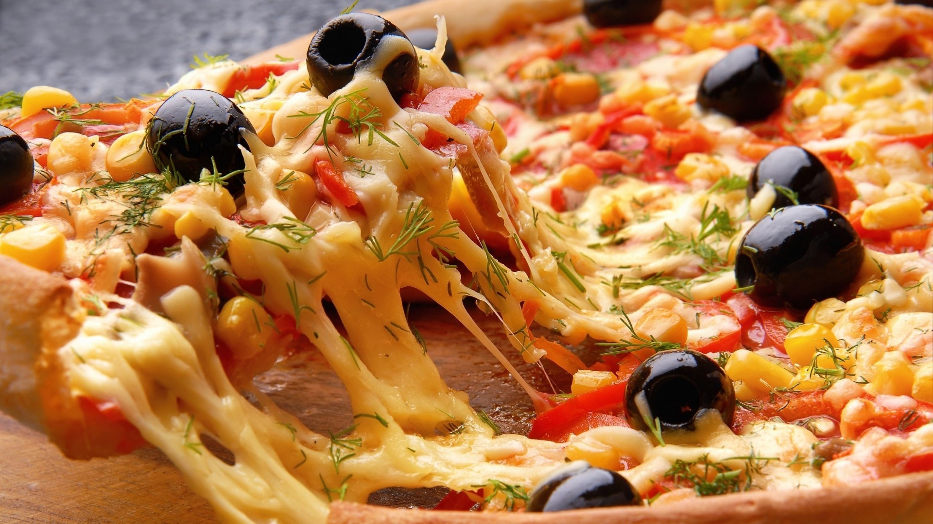 Pizza, Mozzarella filante, Olive nere, Mais, 16:9 Full HD, sfondo widescreen