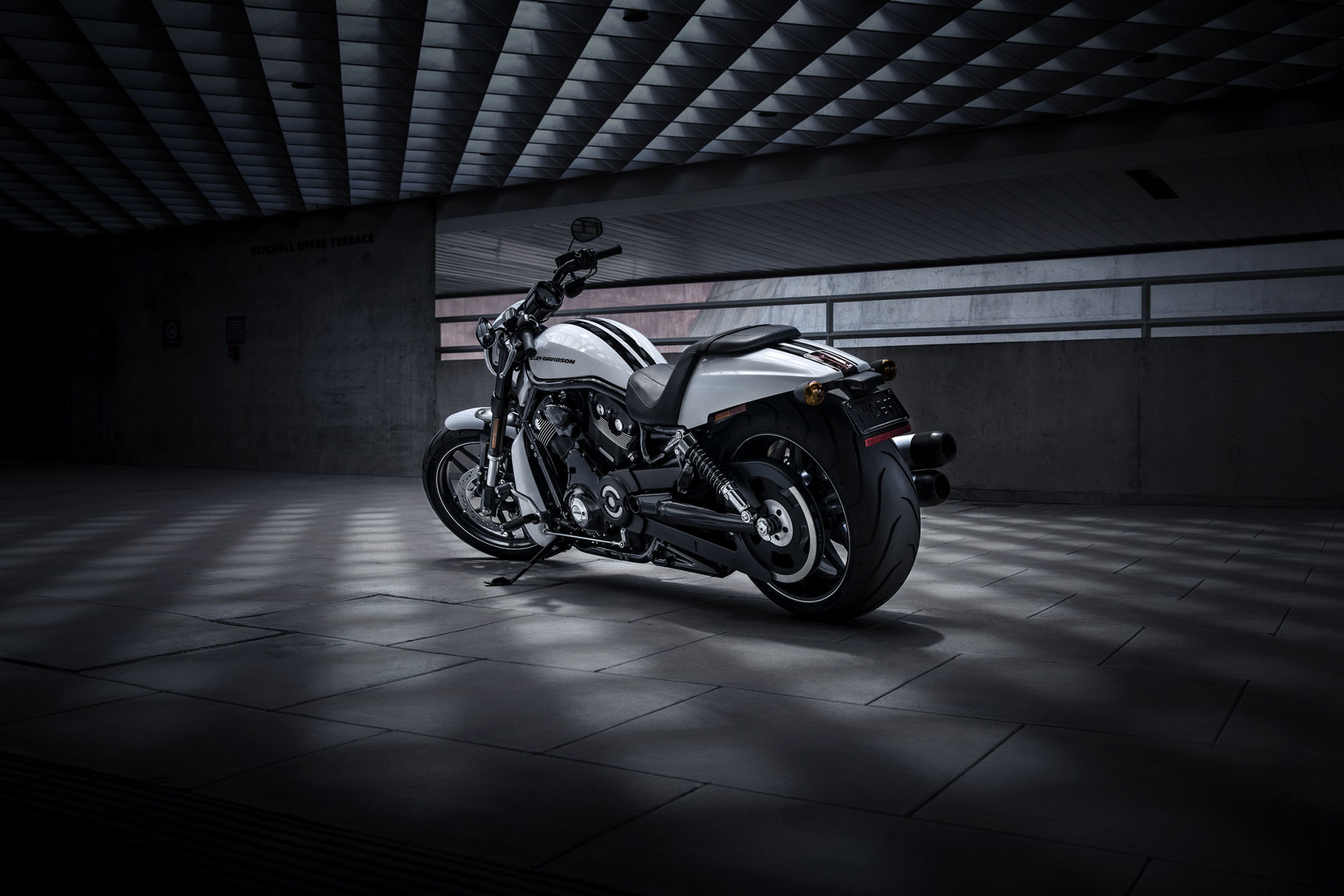 Harley-Davidson V-Rod, Moto custom, Garage, Bianco e nero, Full HD, sfondo per PC