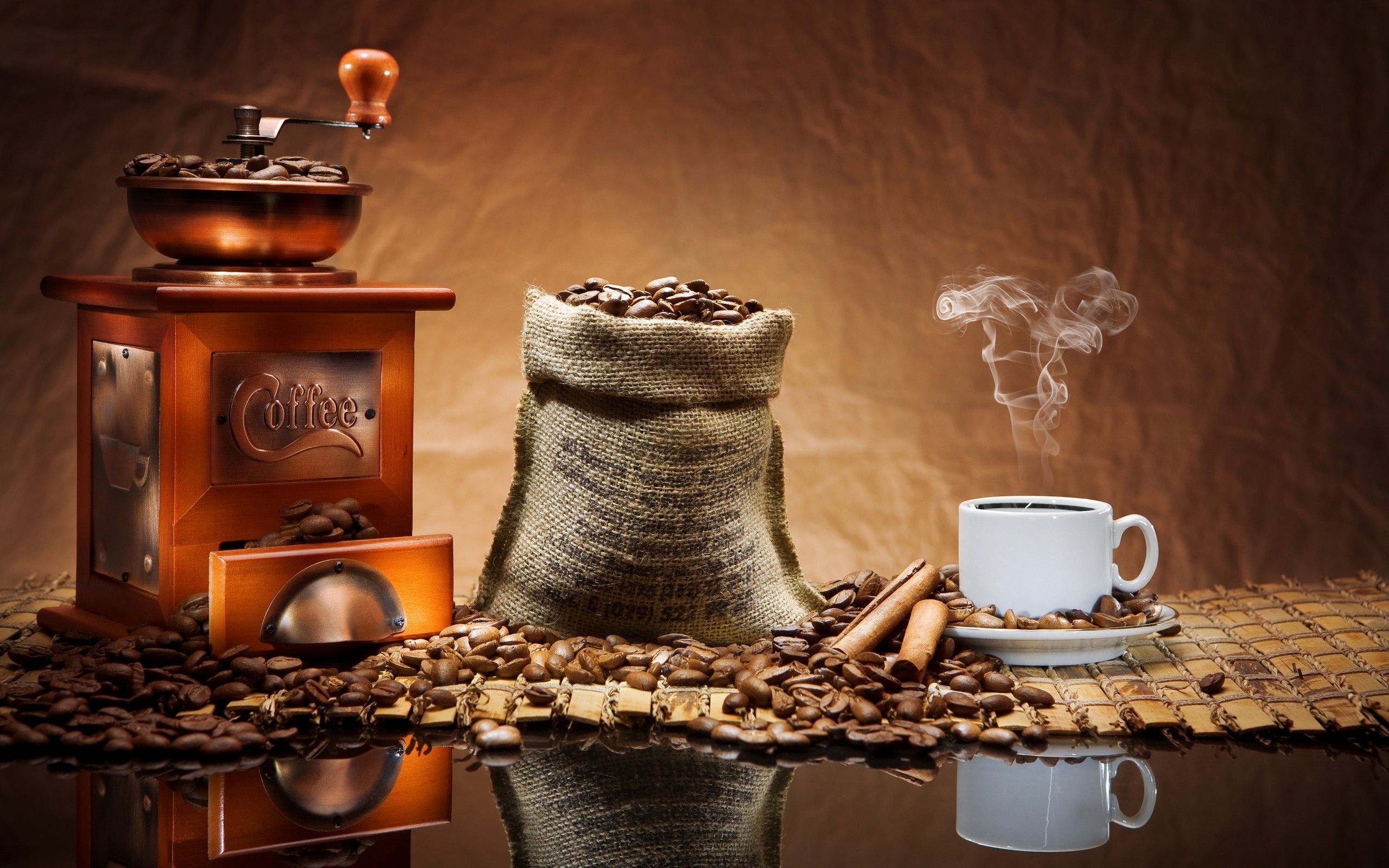 Macinacaffè, Sacco di juta, Tazza di caffè, Chicchi di caffè, Vapore, sfondo 16:10 2K