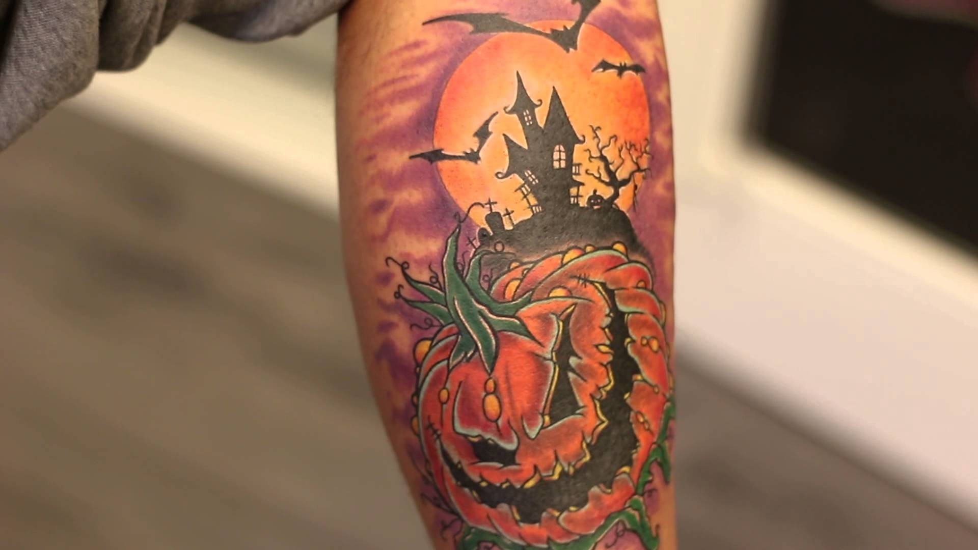 Tatuaggio di Halloween, Zucca, Casa stregata, Gamba tatuata, Tatuaggio colorato, sfondo desktop
