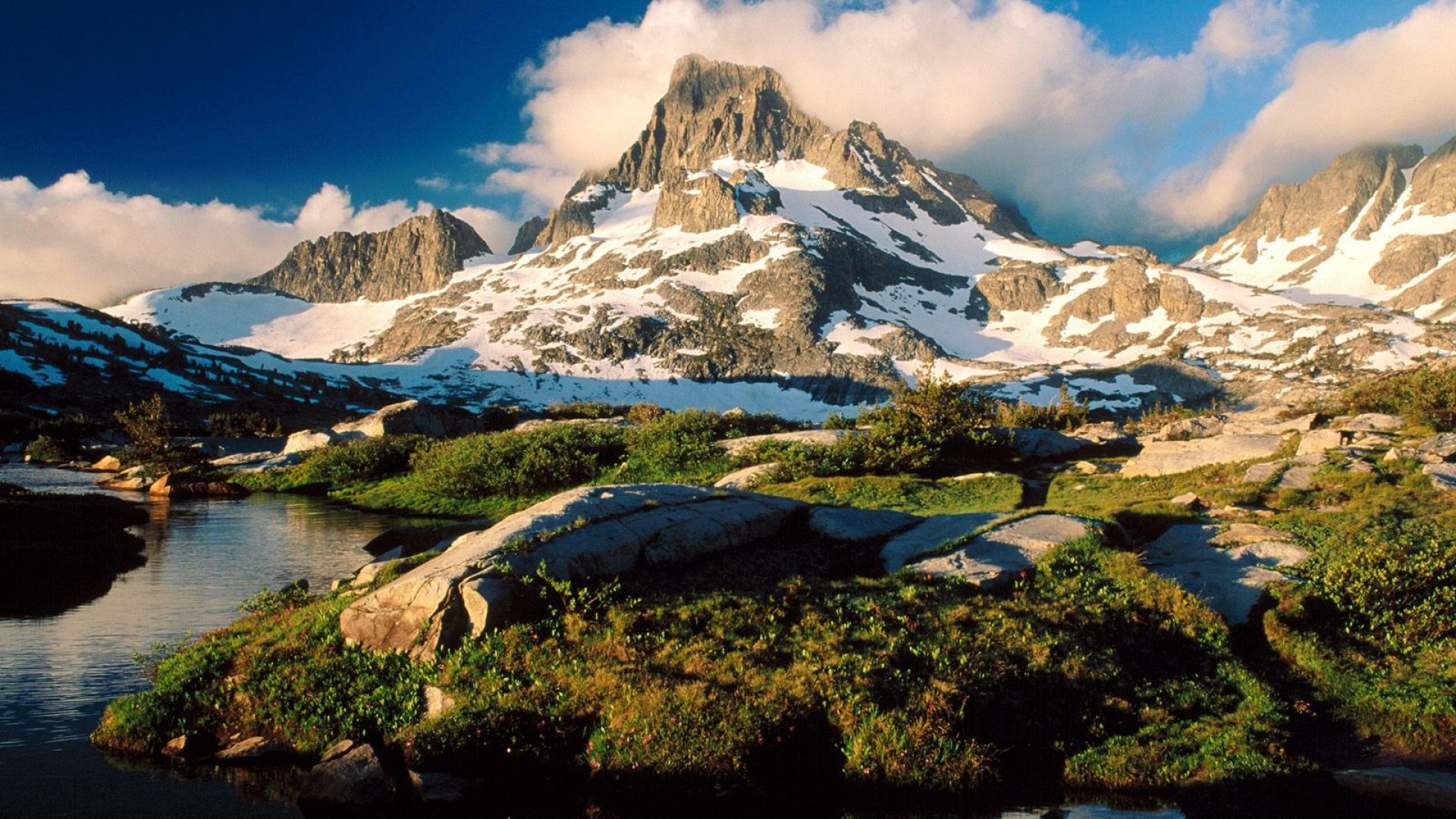 Banner Peak, Sierra Nevada, California, Montagna innevata, Lago alpino, sfondo widescreen Full HD