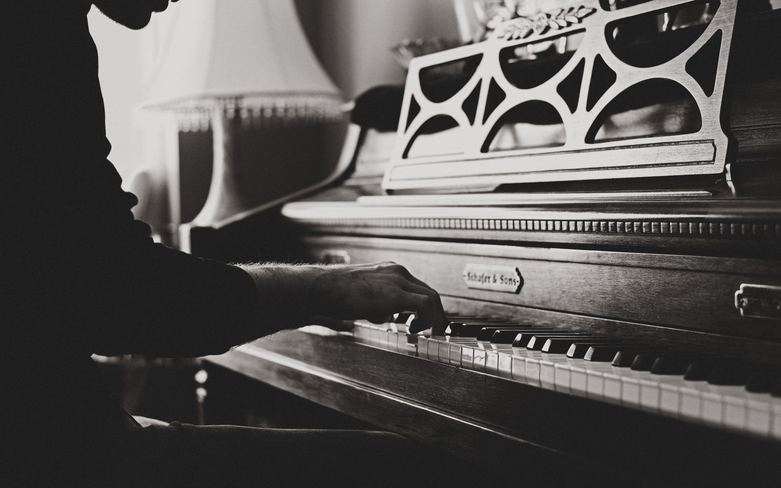 Pianoforte verticale, Pianista, Bianco e nero, 2K, sfondo desktop