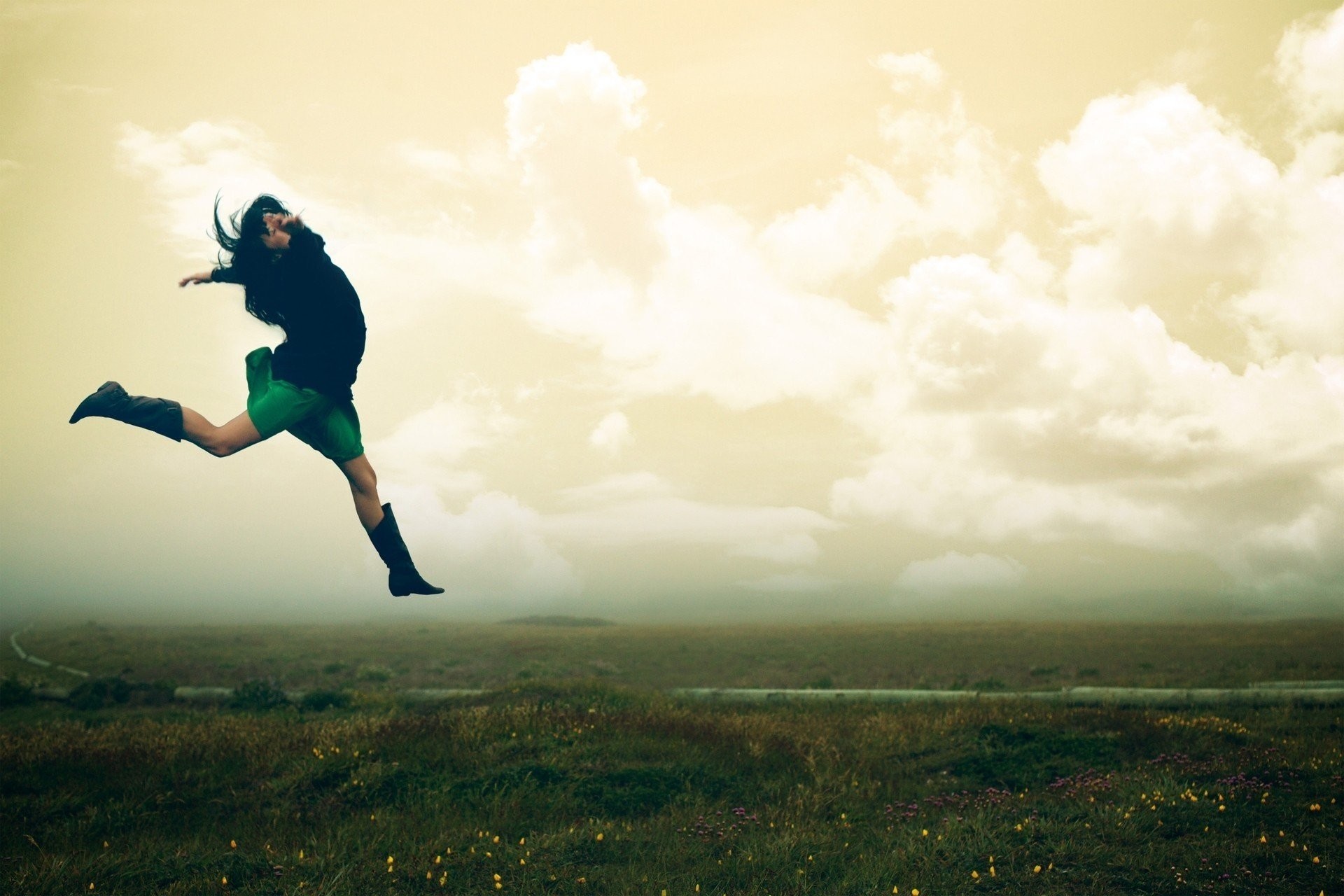 Uomo, Salto, Prato, Nuvole, Libertà, Full HD, sfondo desktop