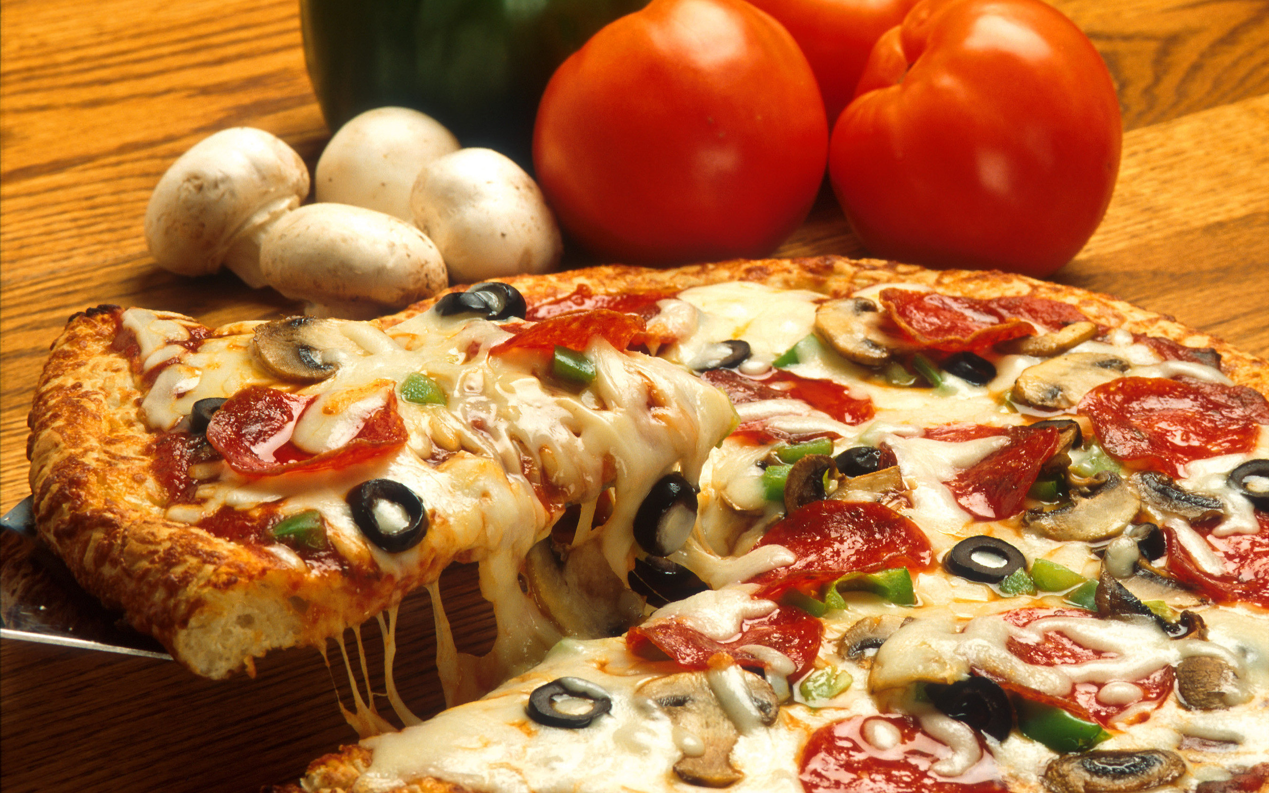 Pizza, Funghi, Pomodori, Mozzarella filante, 2K, sfondo Windows 11