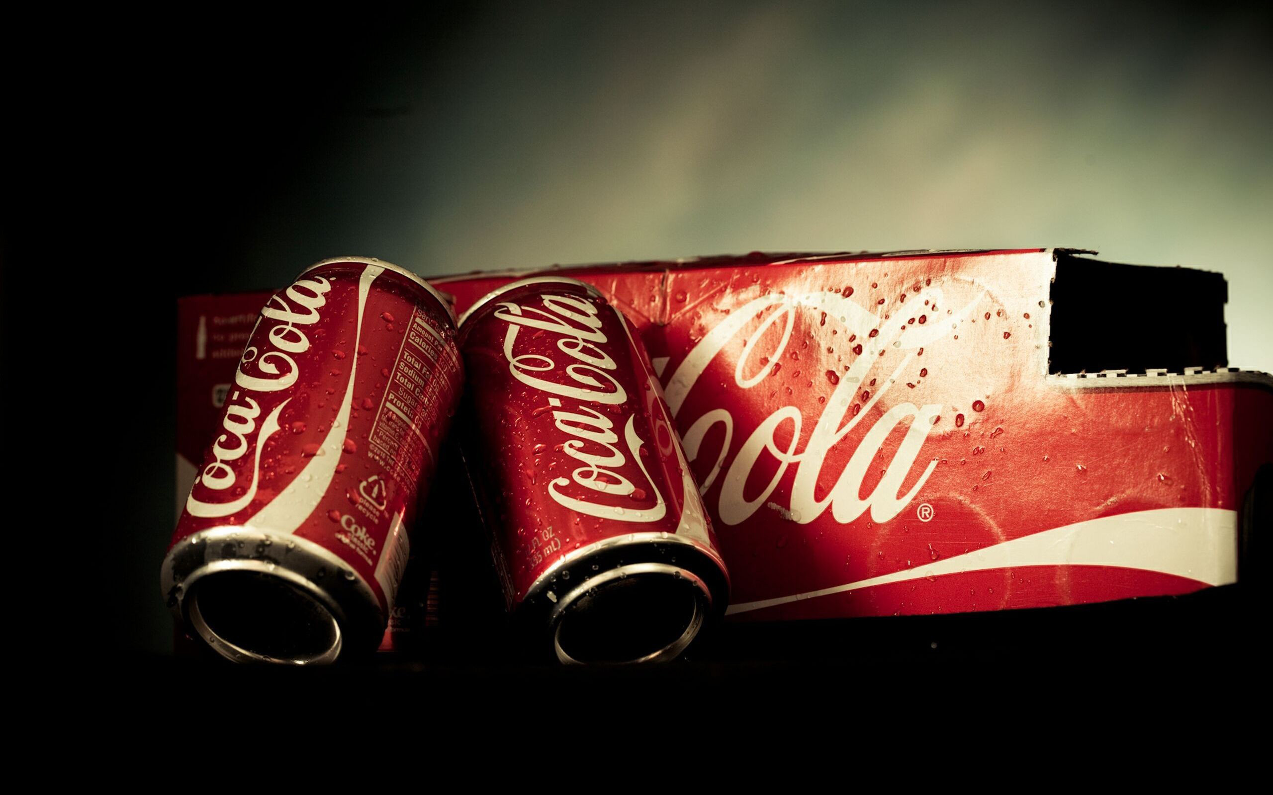 Coca-Cola, Lattine, Gocce d'acqua, Sfondo scuro, 2K, wallpaper desktop