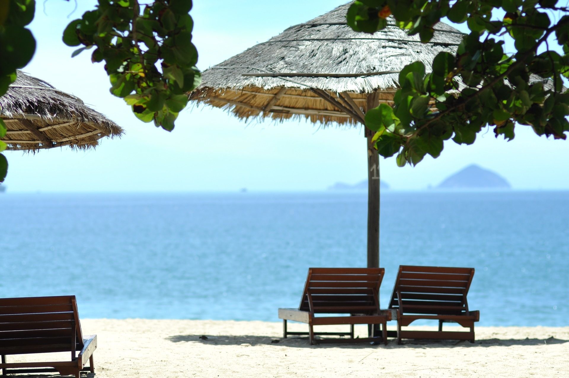 Spiaggia, Ombrellone di paglia, Lettini, Mare, Full HD, sfondo Windows 11