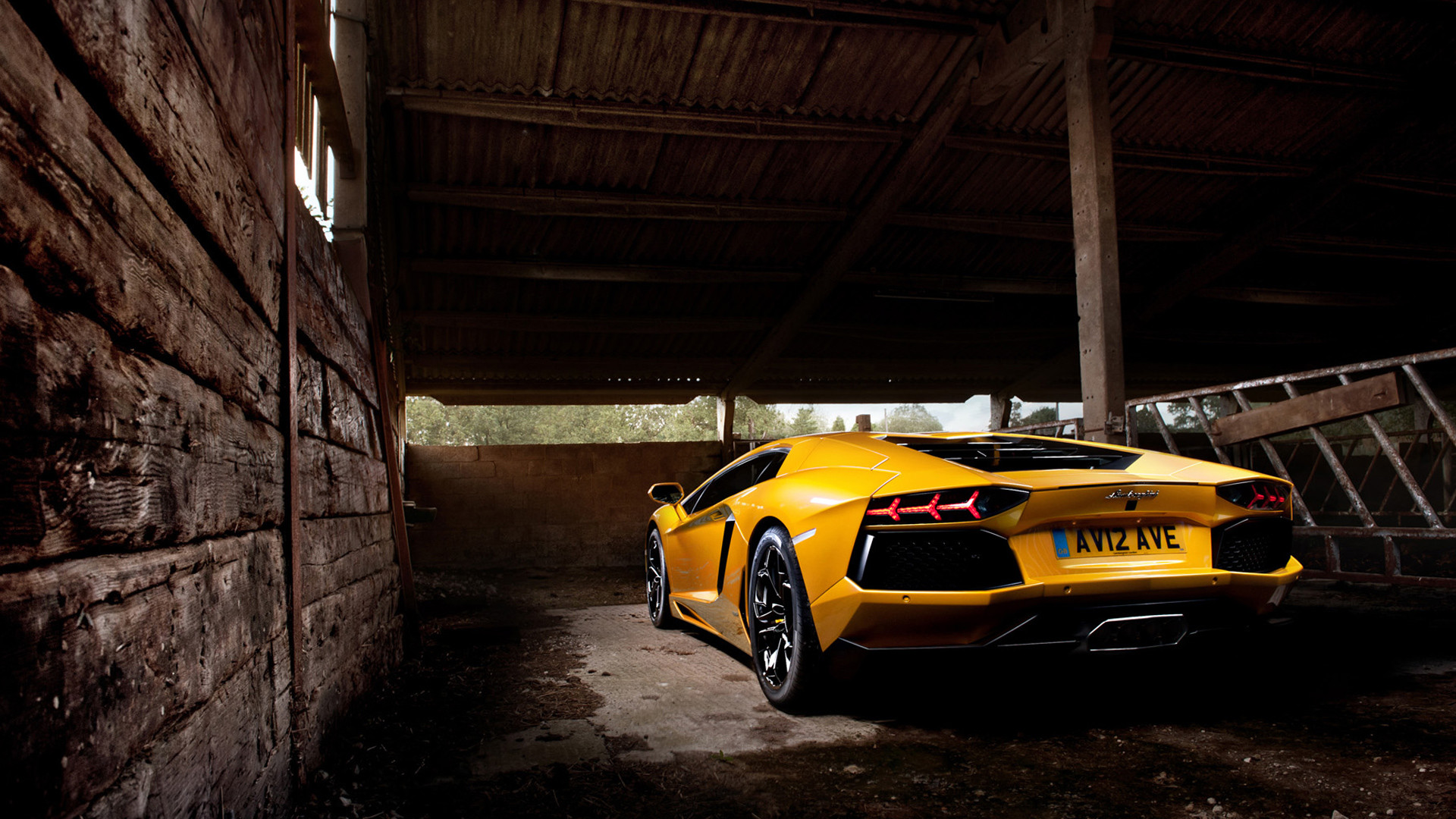Lamborghini Aventador, Giallo, Fienile, Supercar, Vista posteriore, wallpaper desktop Full HD