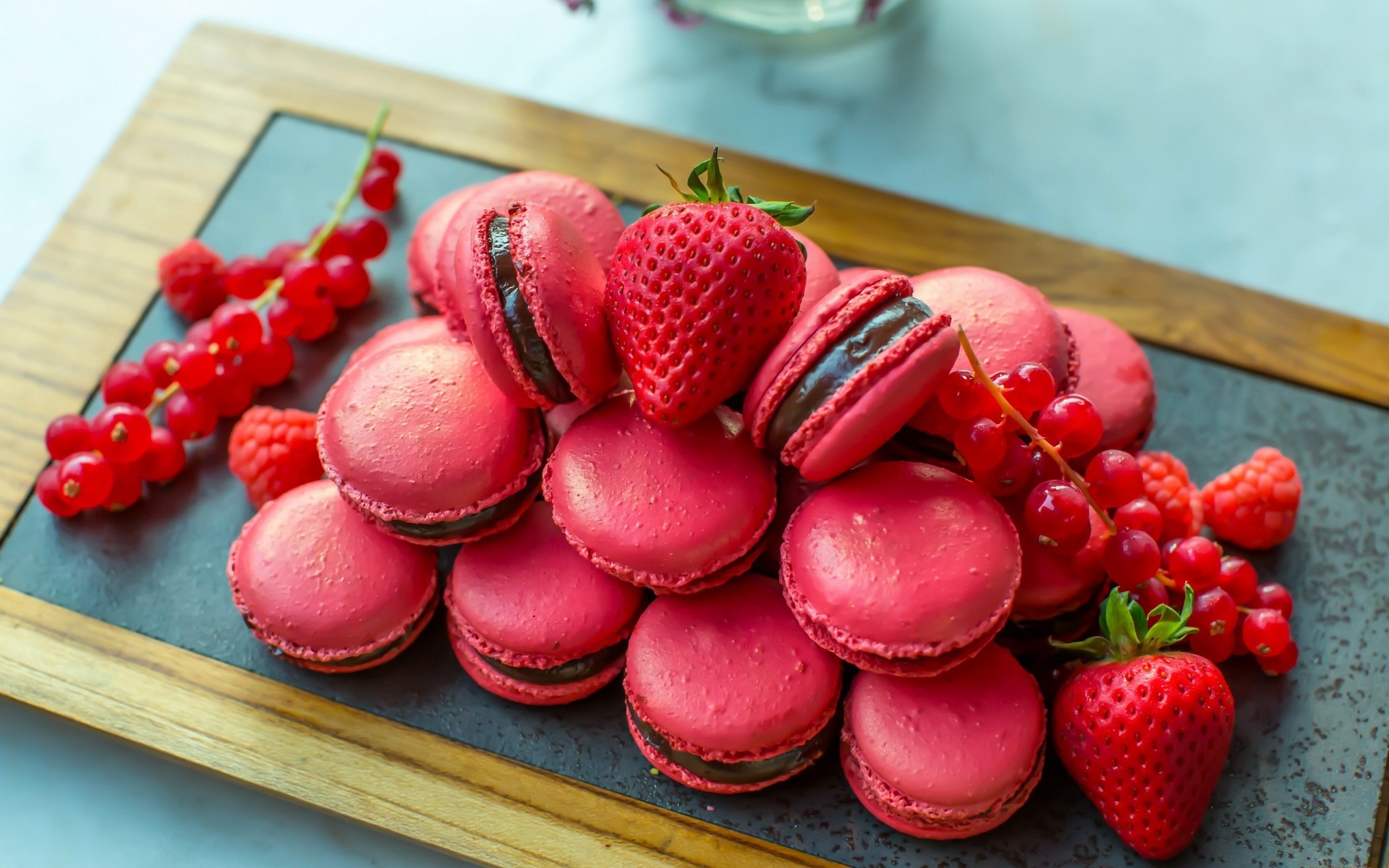 Macarons rossi, Fragole, Ribes, Ardesia, 1920x1200, sfondo MacBook Pro