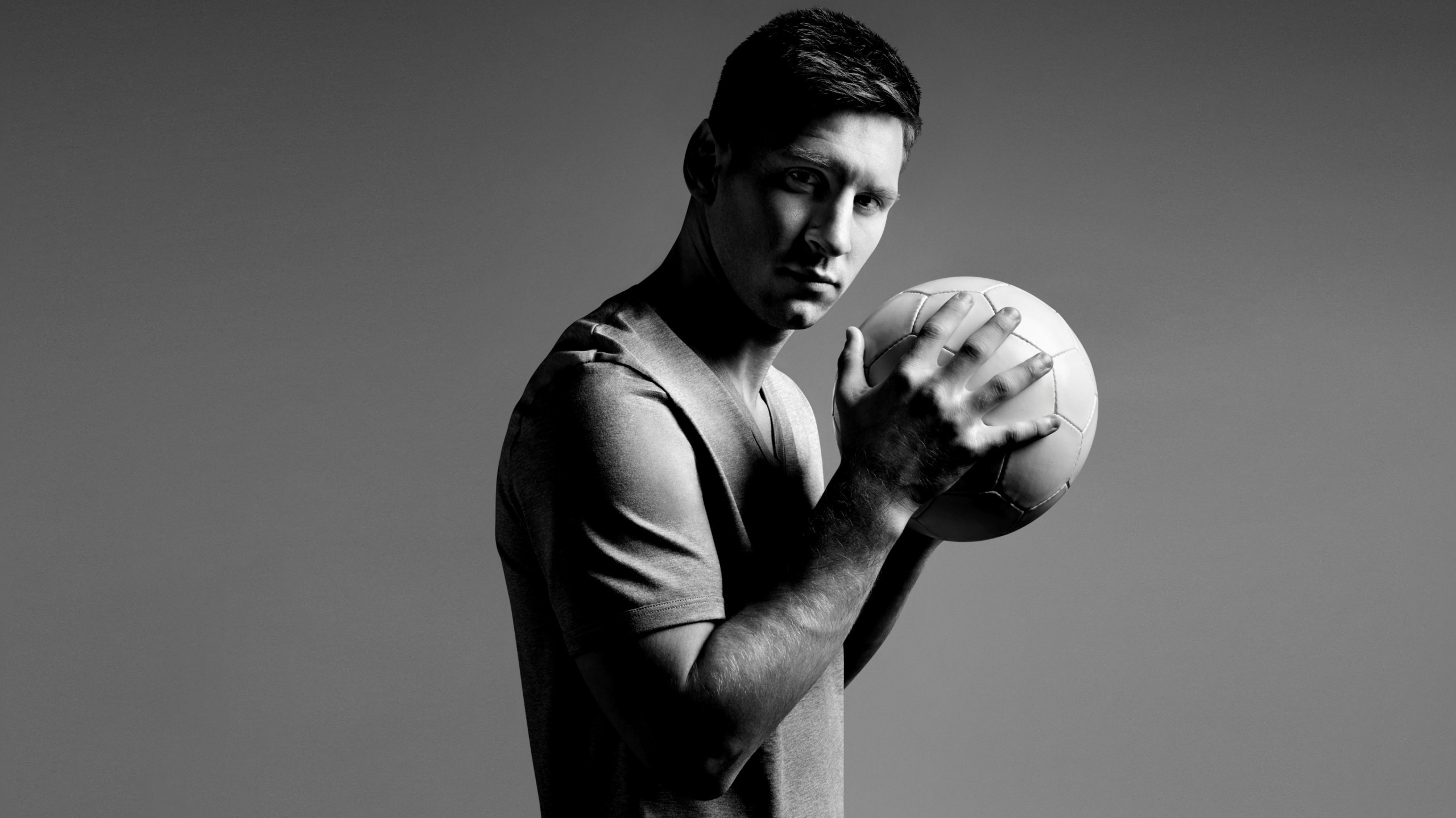 Lionel Messi, Pallone, Bianco e nero, Ritratto, 2K, sfondo Windows 11