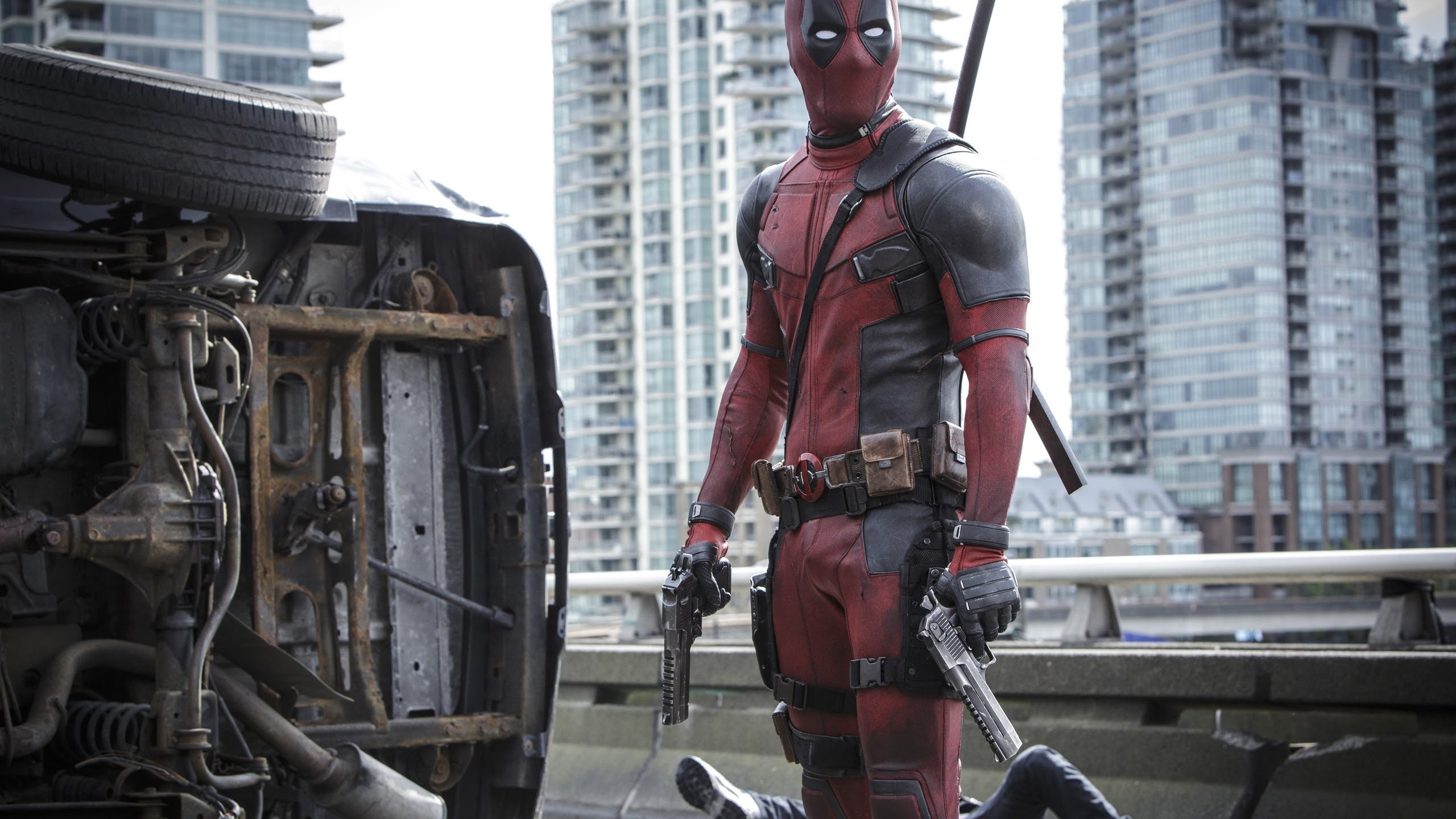 Deadpool, Ryan Reynolds, Autostrada, Pistole, Grattacieli, 2K, sfondo desktop