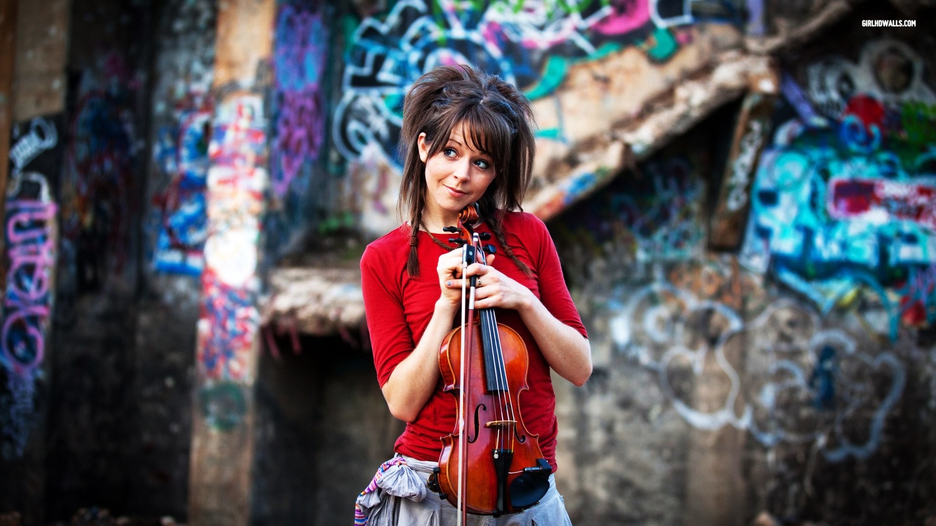 Lindsey Stirling, Violino, Graffiti, Sorriso, Full HD 1080p, sfondo desktop
