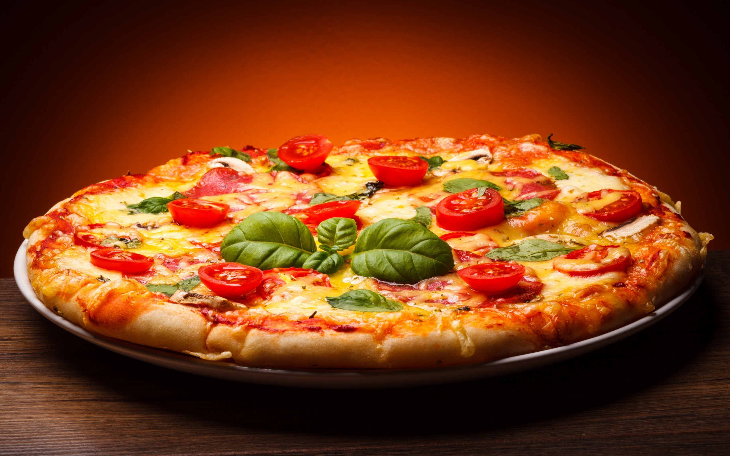 Pizza margherita, Pomodorini, Basilico, Tavolo di legno, 2K, wallpaper per computer