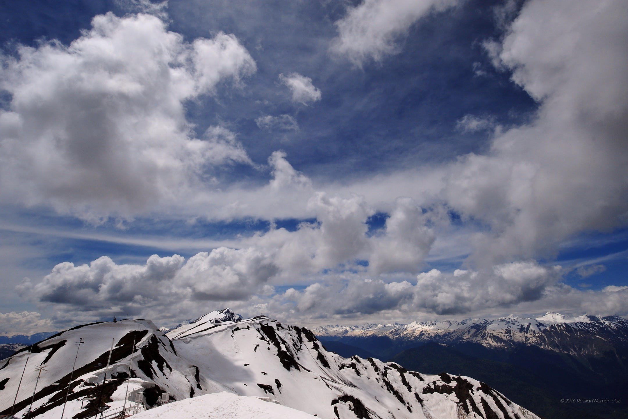 Montagne innevate, Nuvole, Cielo blu, Vetta, sfondo per il tuo tablet