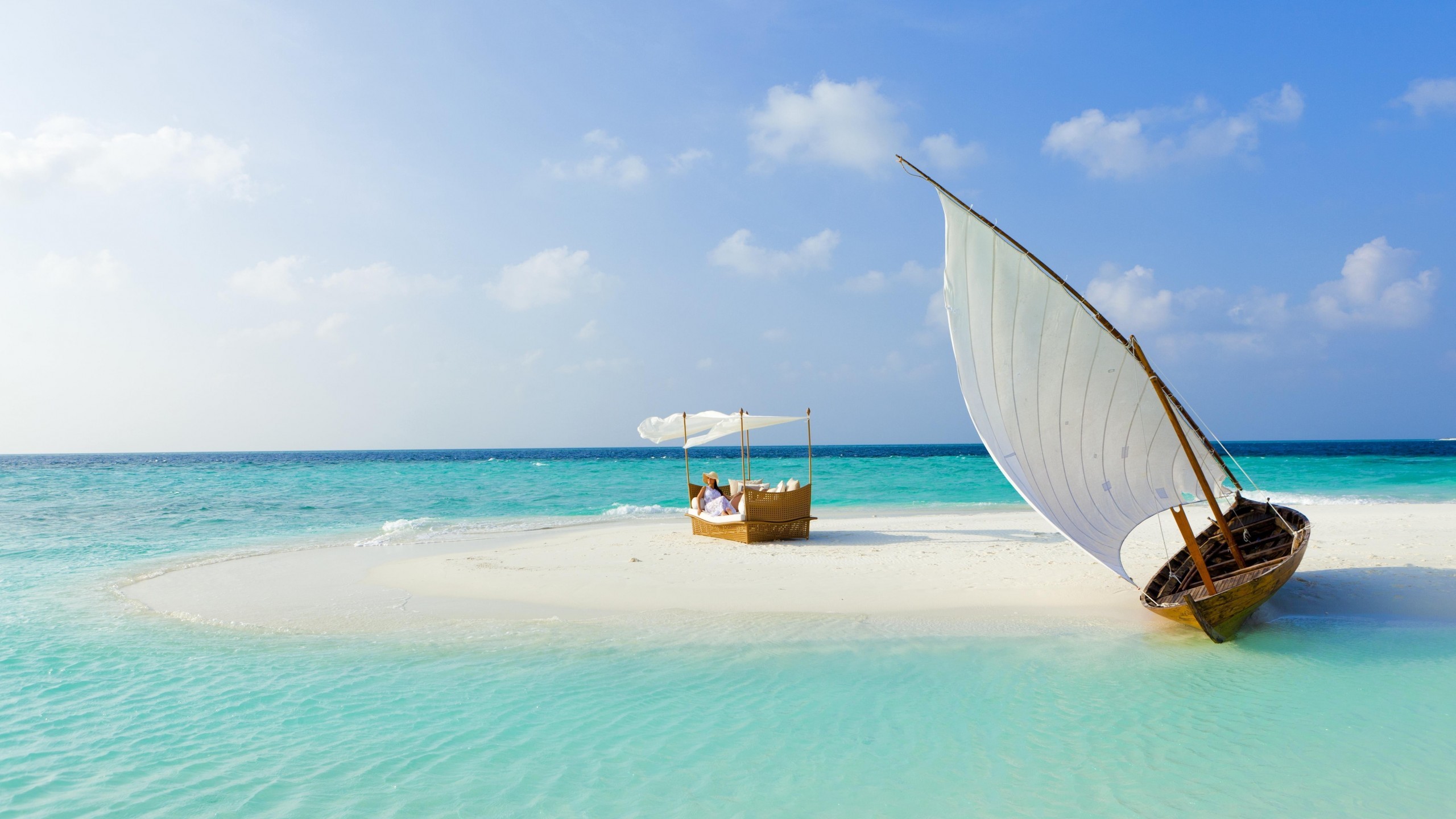 Maldive, Barca a vela, Lingua di sabbia, Mare turchese, 16:9 2K, sfondo widescreen