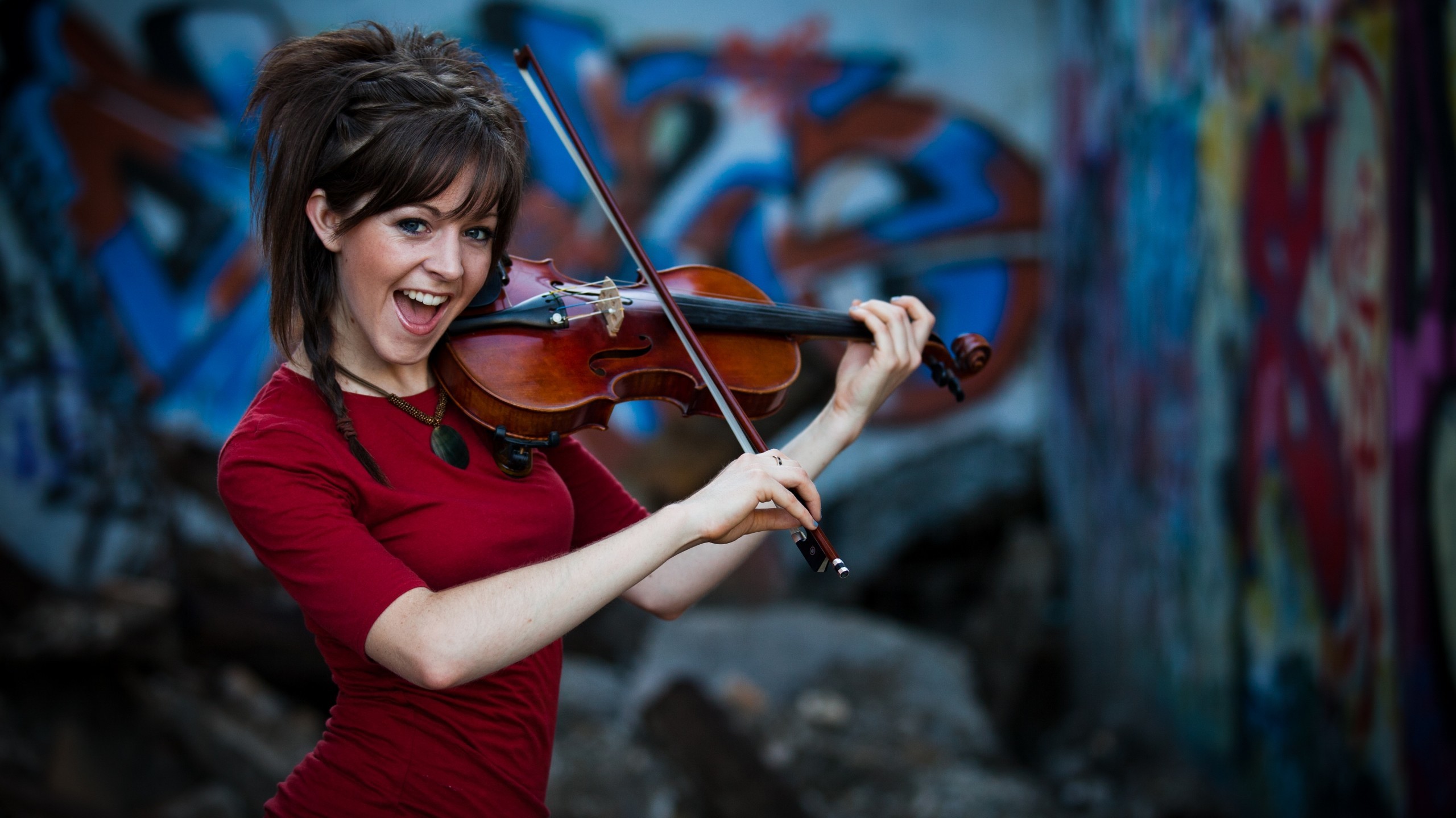 Lindsey Stirling, Violino, Graffiti, Maglia rossa, 2560x1440, immagine di sfondo