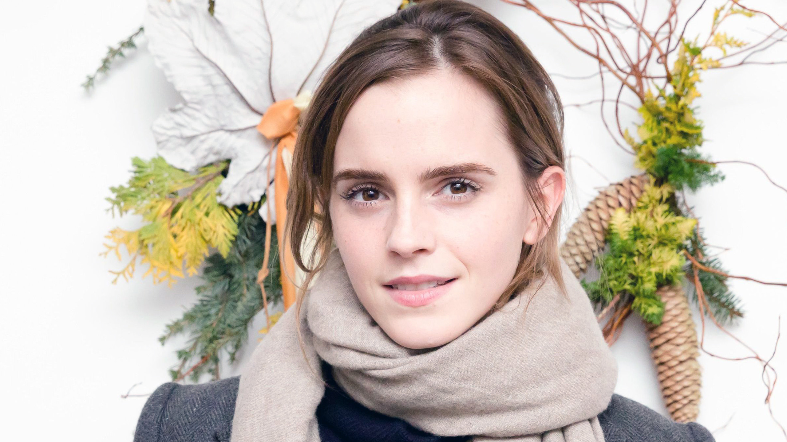 Emma Watson, Sciarpa, Fiori, Sorriso, 16:9 2K, sfondo widescreen