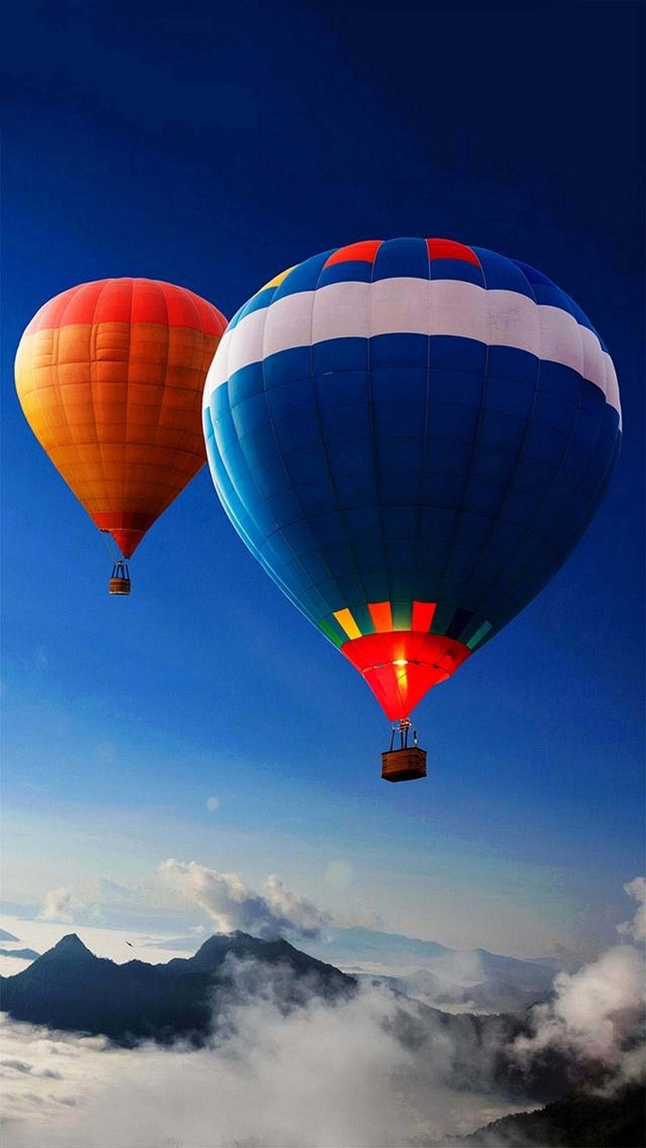Mongolfiere, Montagne, Nuvole, Cielo blu, QHD+, wallpaper per smartphone