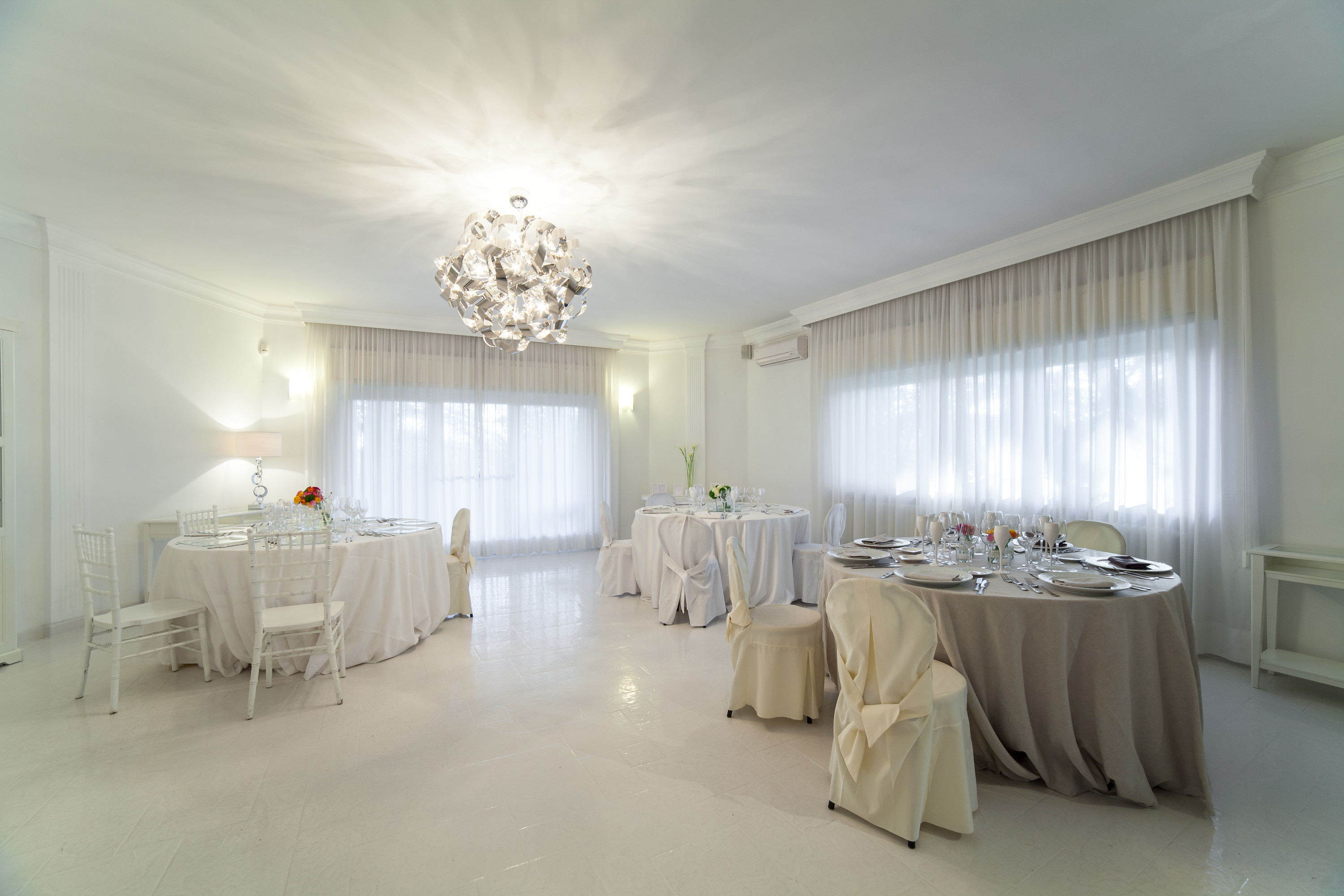 Sala ricevimenti, Lampadario, Tavoli, Banchetto nuziale, 2K, sfondo desktop