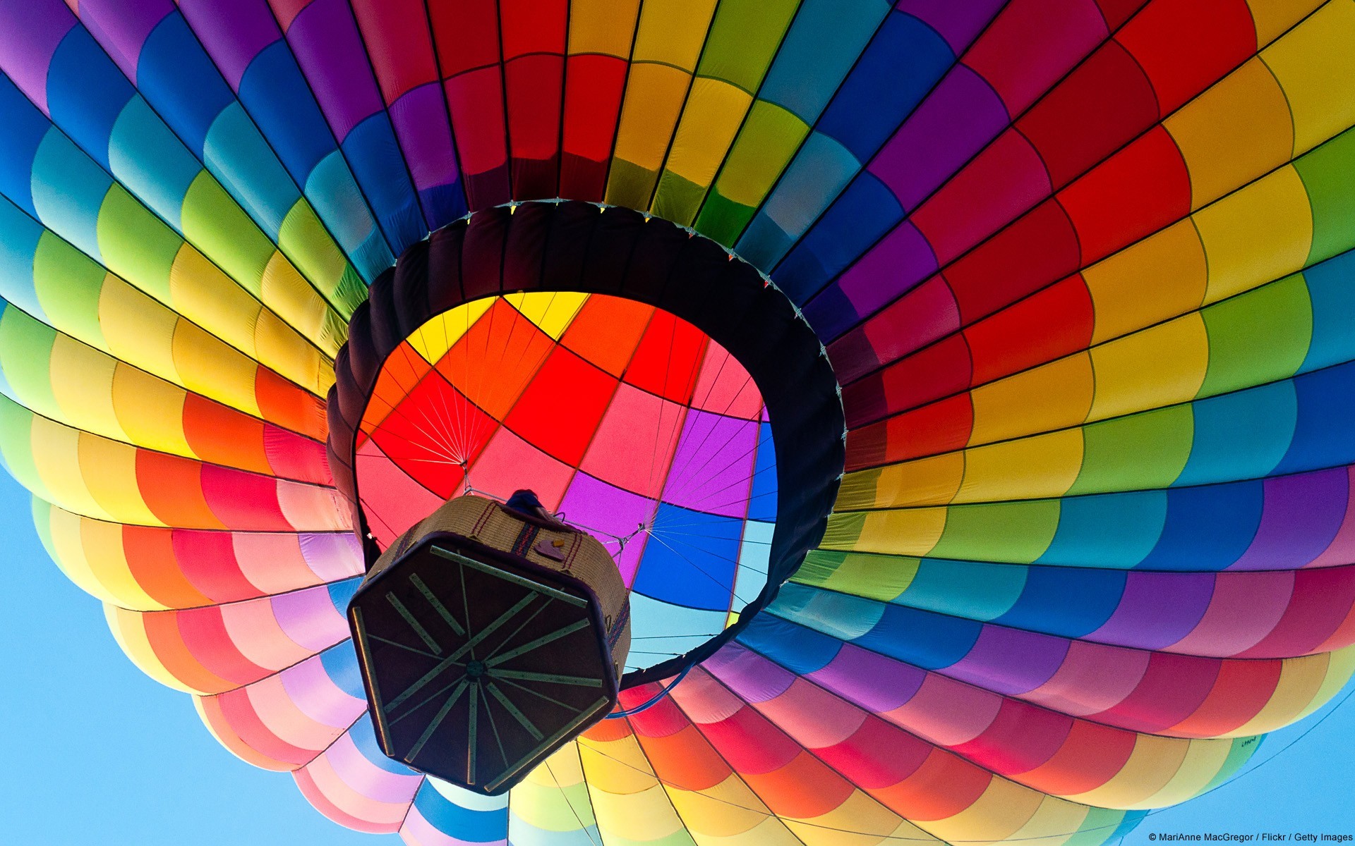 Mongolfiera, Vista dal basso, Arcobaleno, Cielo azzurro, Full HD, sfondo Windows 11