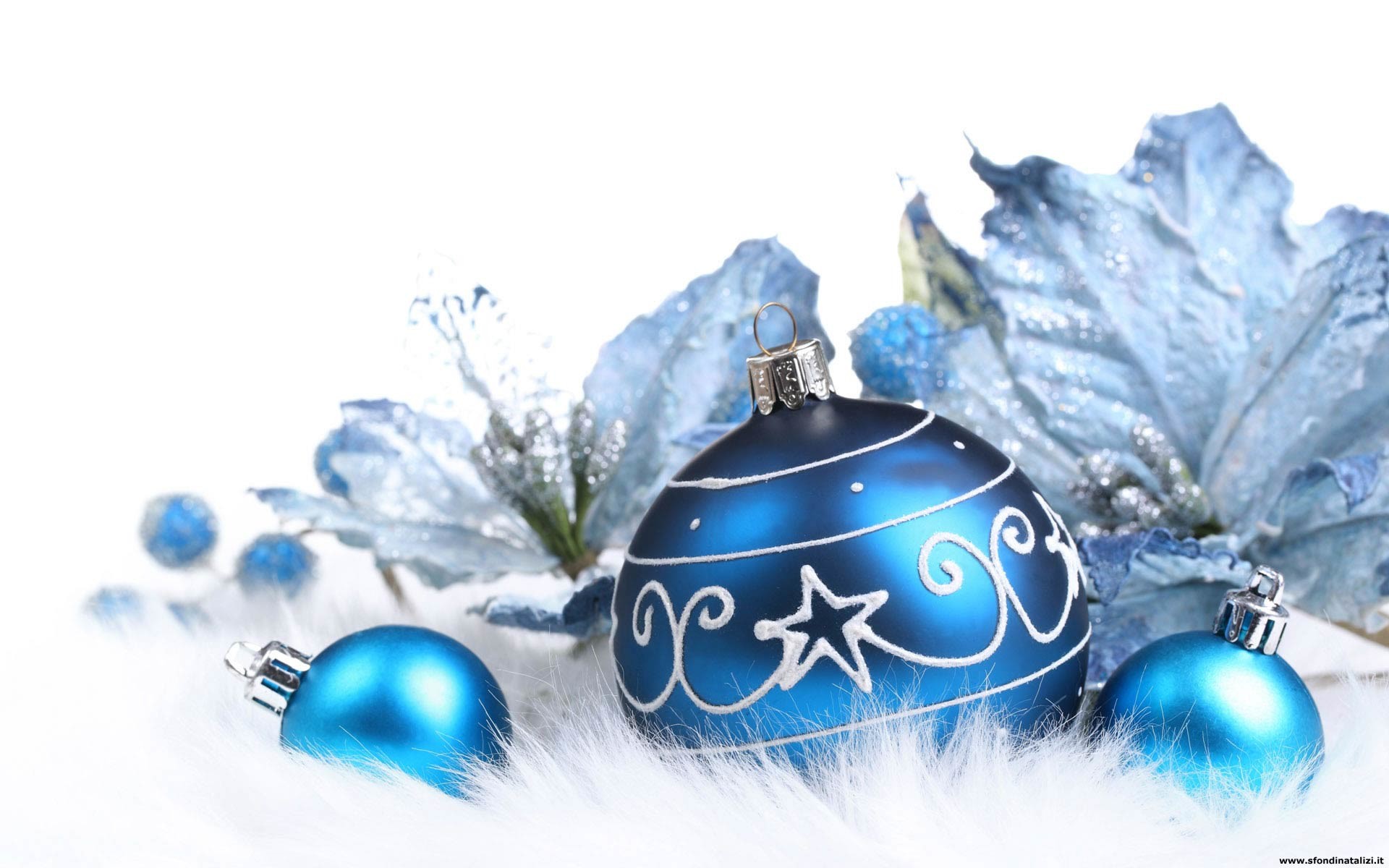 Palline di Natale blu, Stella di Natale argentata, Sfondo bianco, wallpaper per desktop