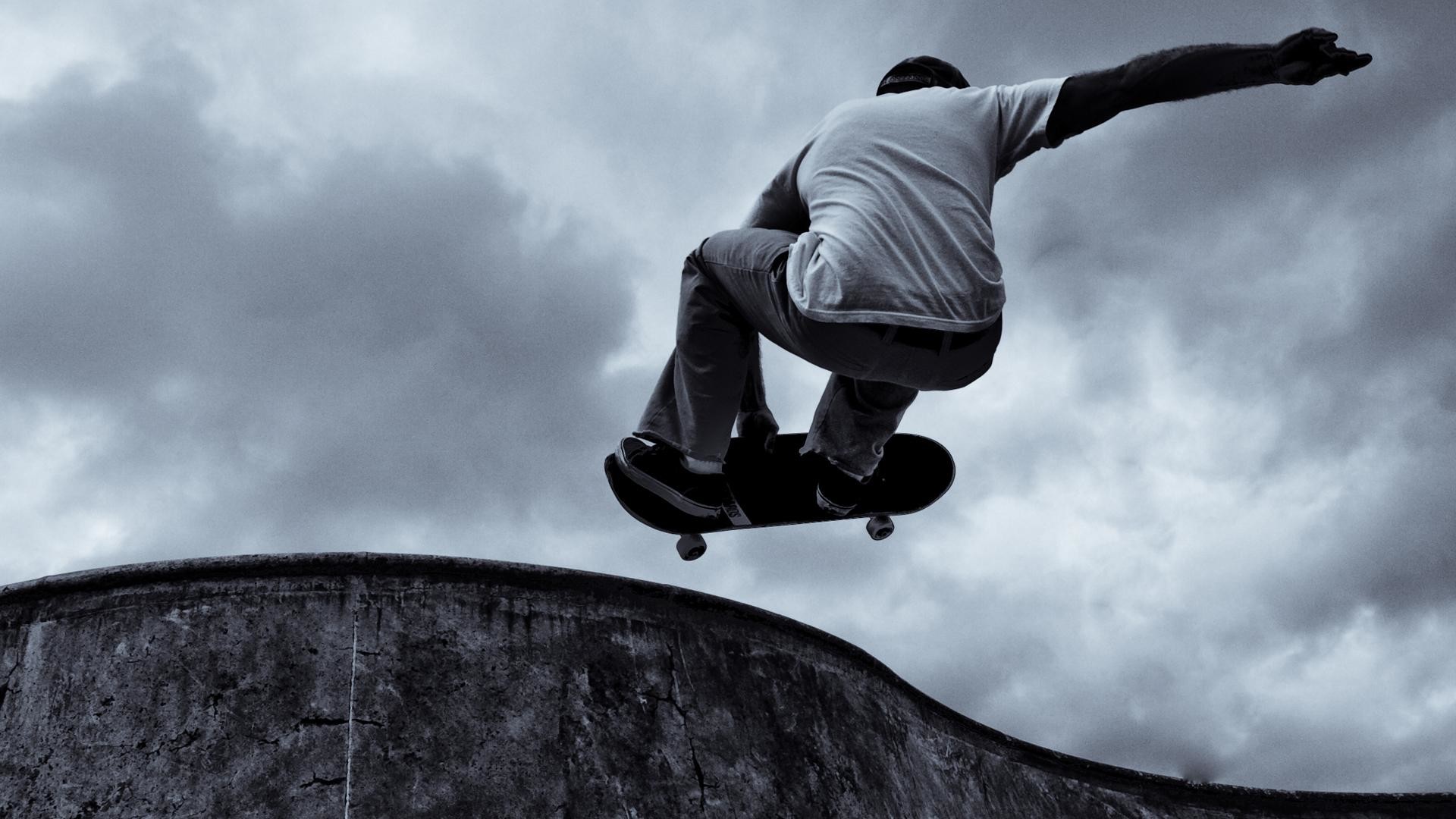Skateboard, Salto, Bianco e nero, Nuvole, Full HD, sfondo Windows 11