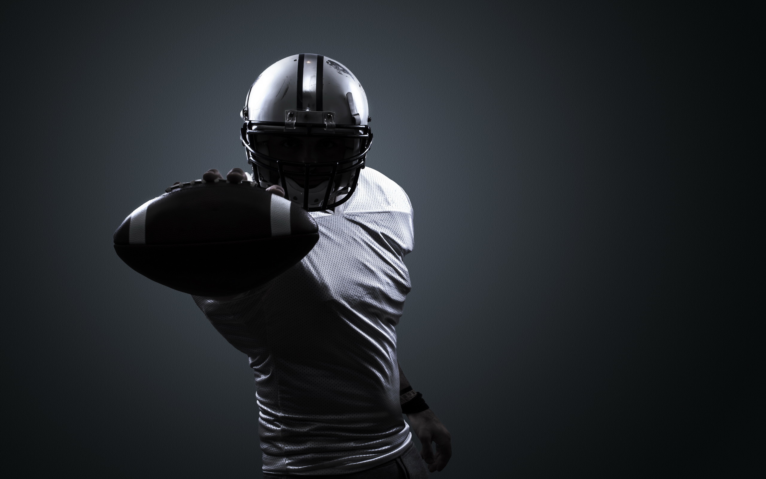 Football americano, Giocatore, Casco, Sfondo scuro, 2K, wallpaper per portatile