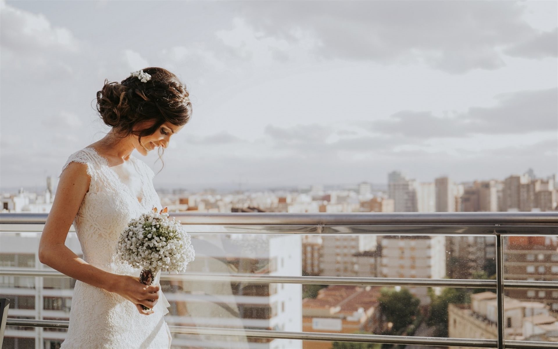 Sposa, Abito da sposa, Bouquet, Balcone, Città, 1920x1200, sfondo MacBook Pro