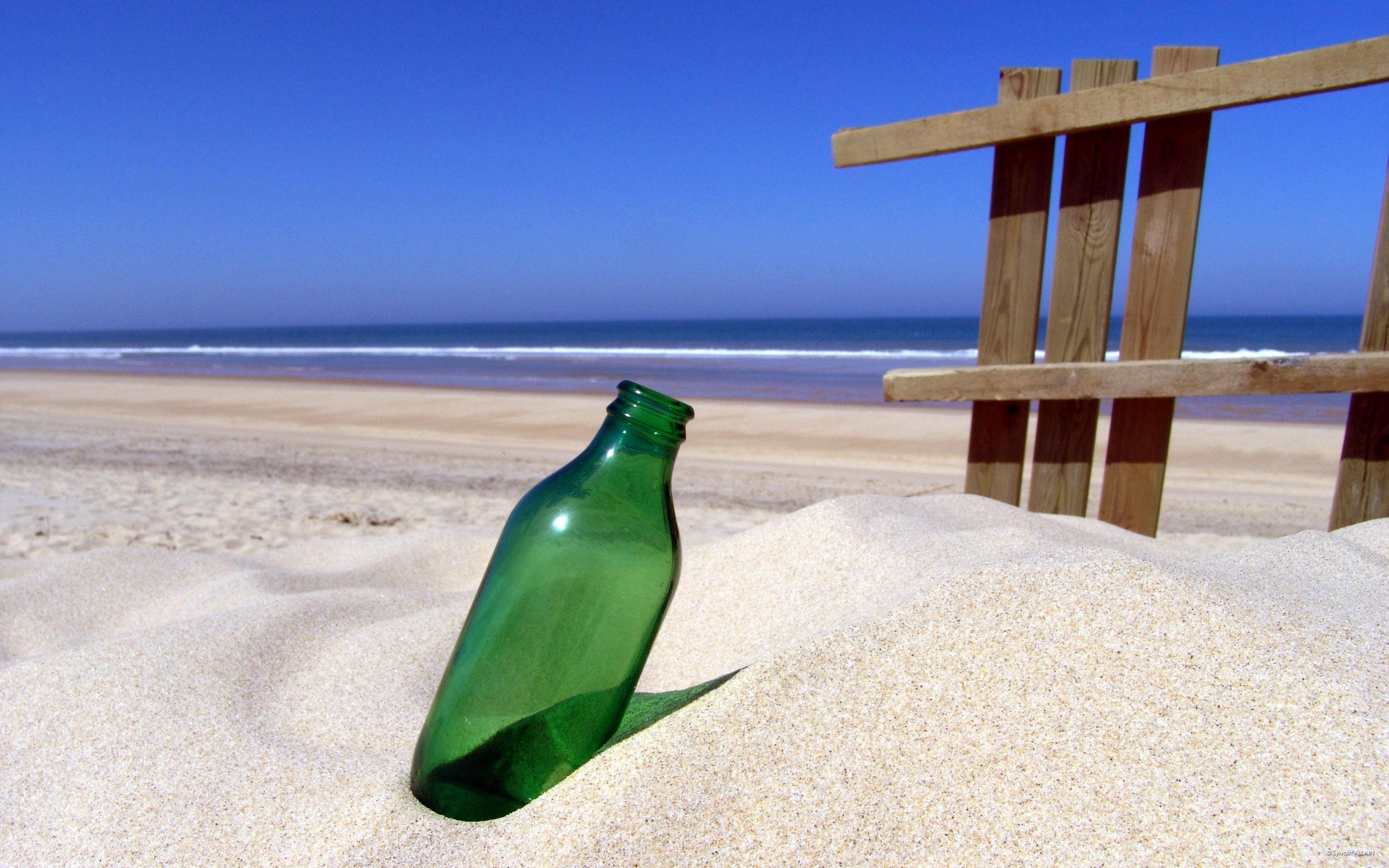 Bottiglia verde, Sabbia, Spiaggia, Staccionata, 2K, sfondo per desktop