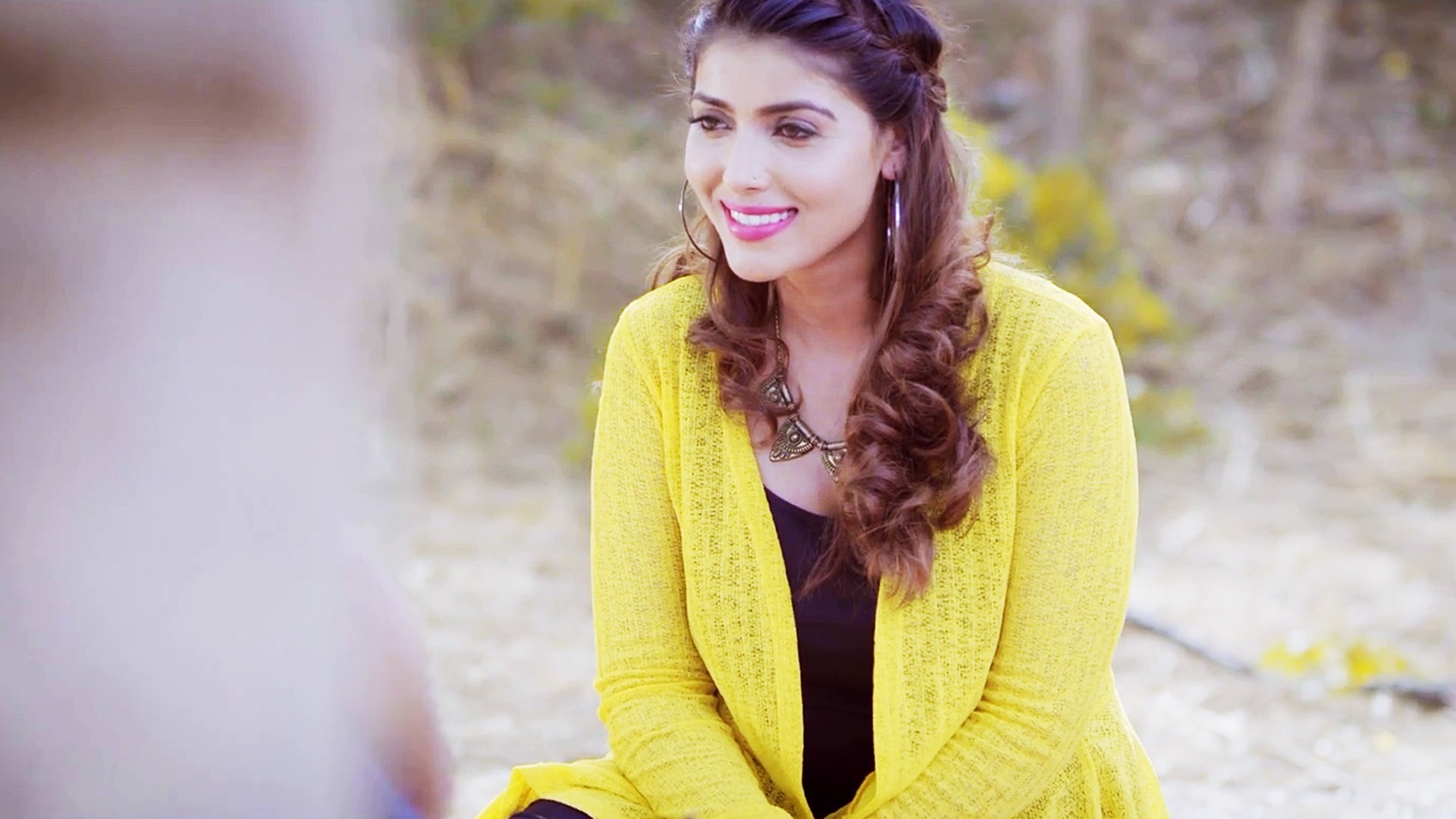 Ragazza, Cardigan giallo, Sorriso, Spiaggia, 1920x1080, sfondo per PC